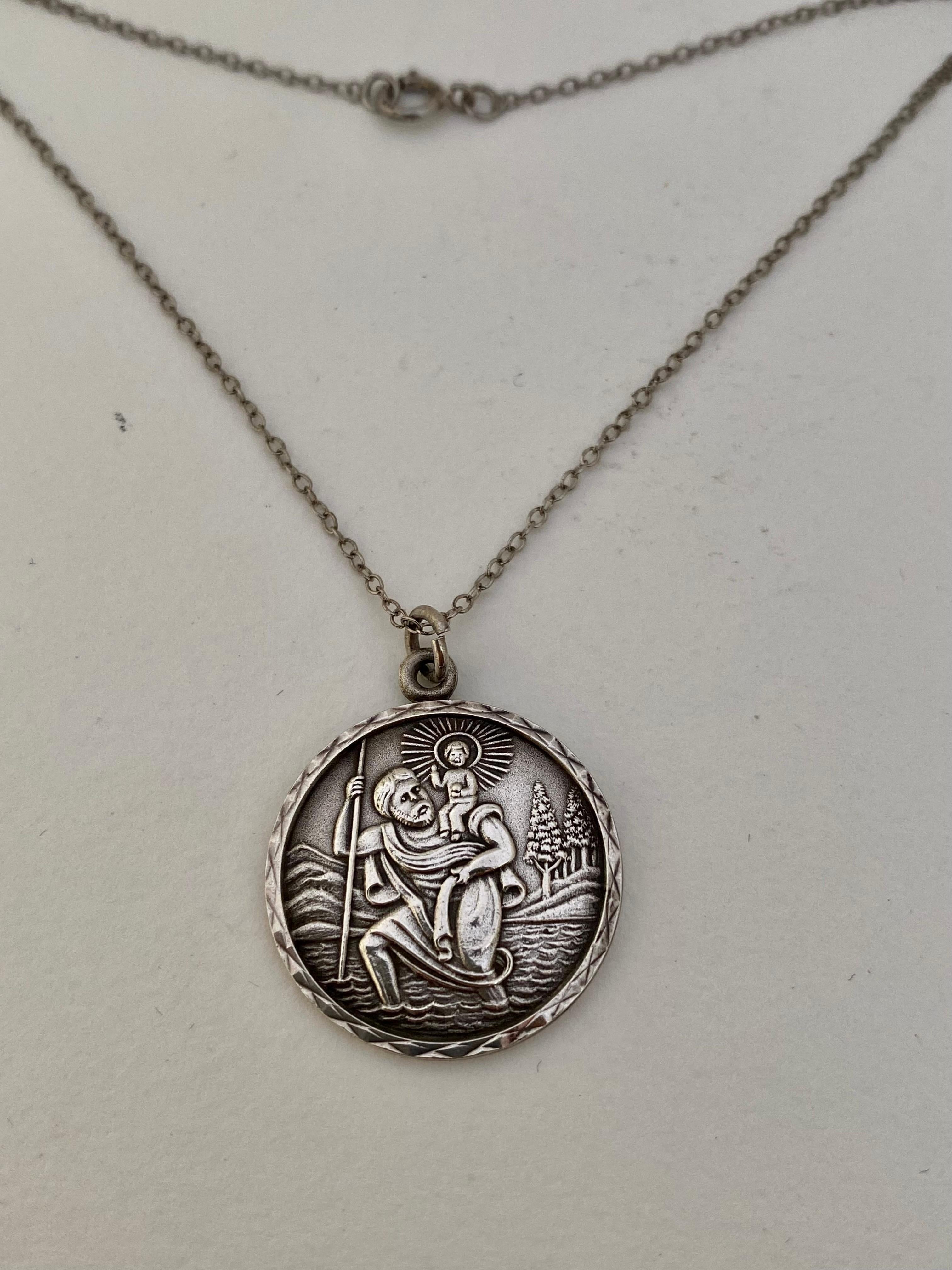 Dieses schöne Stück ist in gutem Zustand für sein Alter. Einige leichte Flecken auf der Metalloberfläche wie gezeigt die sehr feine Silberkette Kette ist 18 cm lang. Bitte betrachten Sie die Bilder sorgfältig, da sie Teil der Beschreibung sind. 