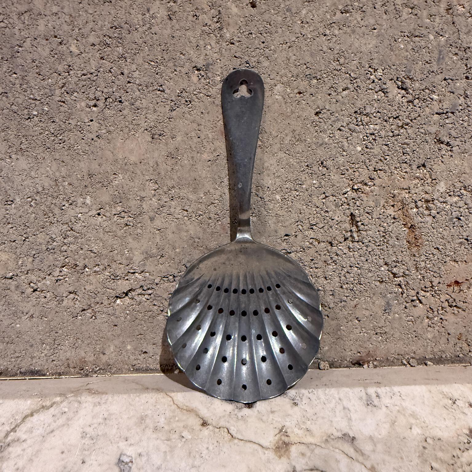 Mid-Century Modern Cuillère fendue en argent antique avec tamis en vente