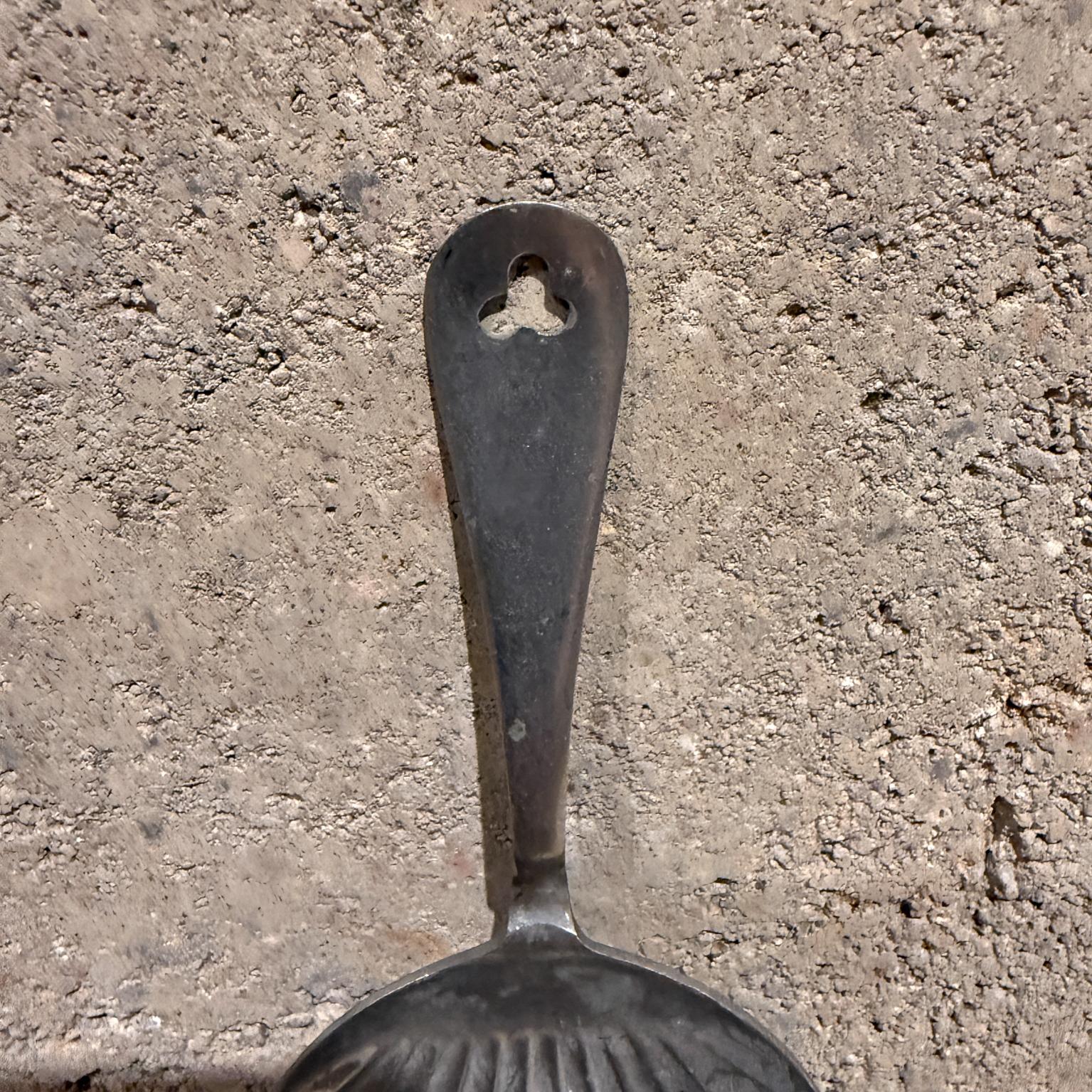 Cuillère fendue en argent antique avec tamis Bon état - En vente à Chula Vista, CA