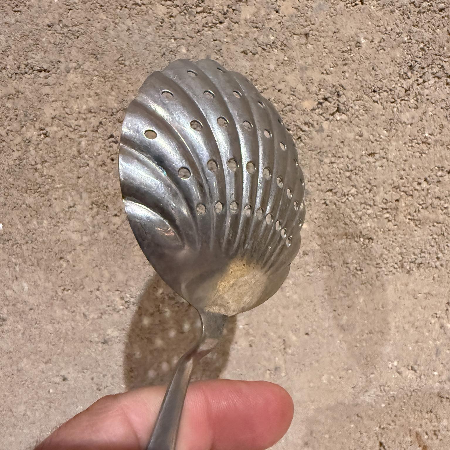 Métal Cuillère fendue en argent antique avec tamis en vente