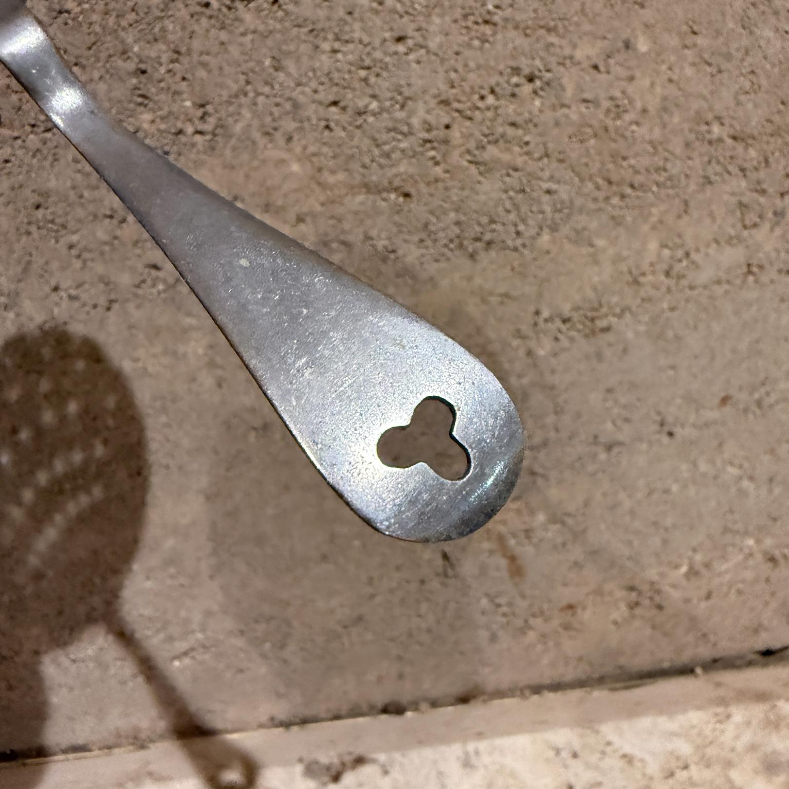 Cuillère fendue en argent antique avec tamis en vente 1