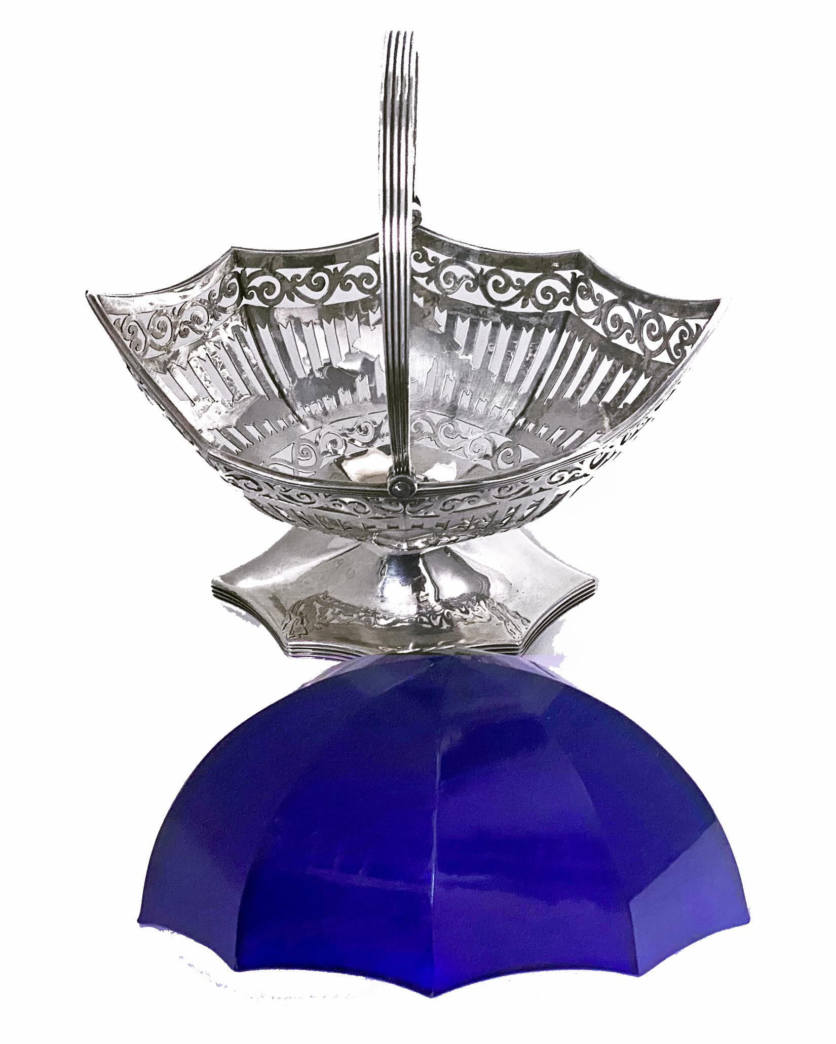 Antique Silver Sugar Basket cobalt blue glass liner London 1906 Haseler  In Good Condition In Toronto, Ontario