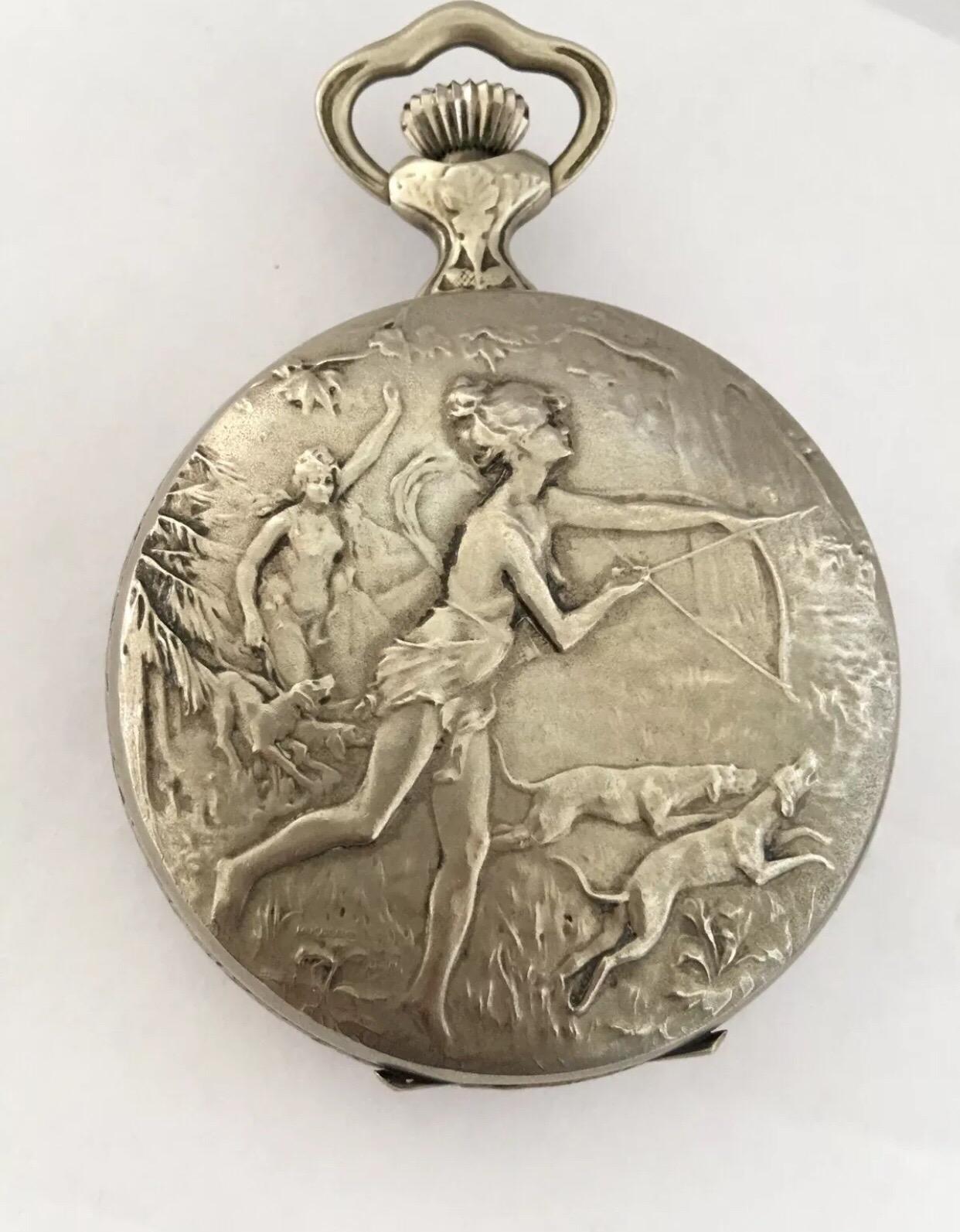 
Montre de poche ancienne en argent à échappement visible de 8 jours.


Cette belle montre est en bon état de marche et fonctionne bien.