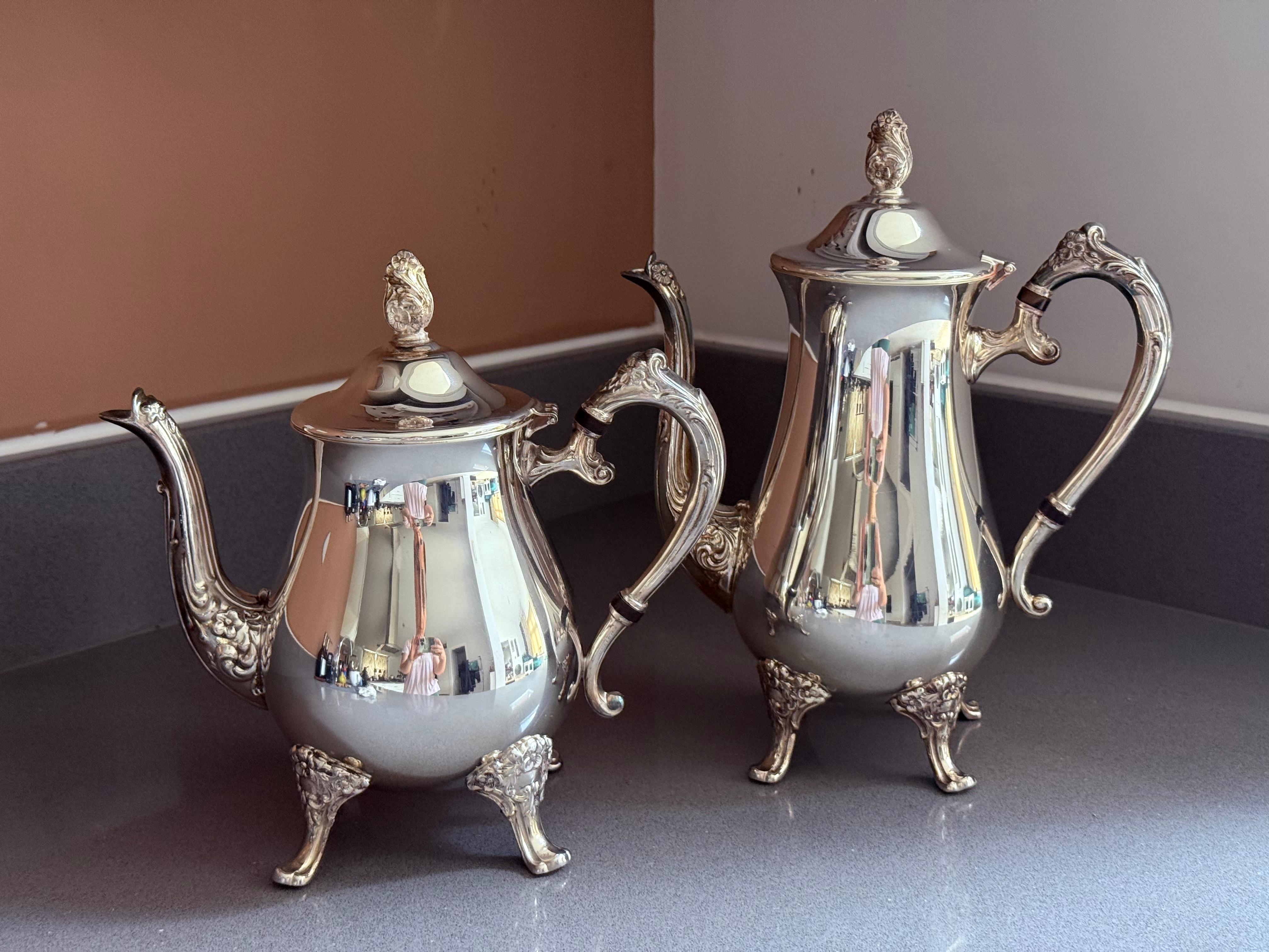 Service à thé et à café en argent ancien, 4 pièces, service à pied, poignées ornées couvercles en vente 3