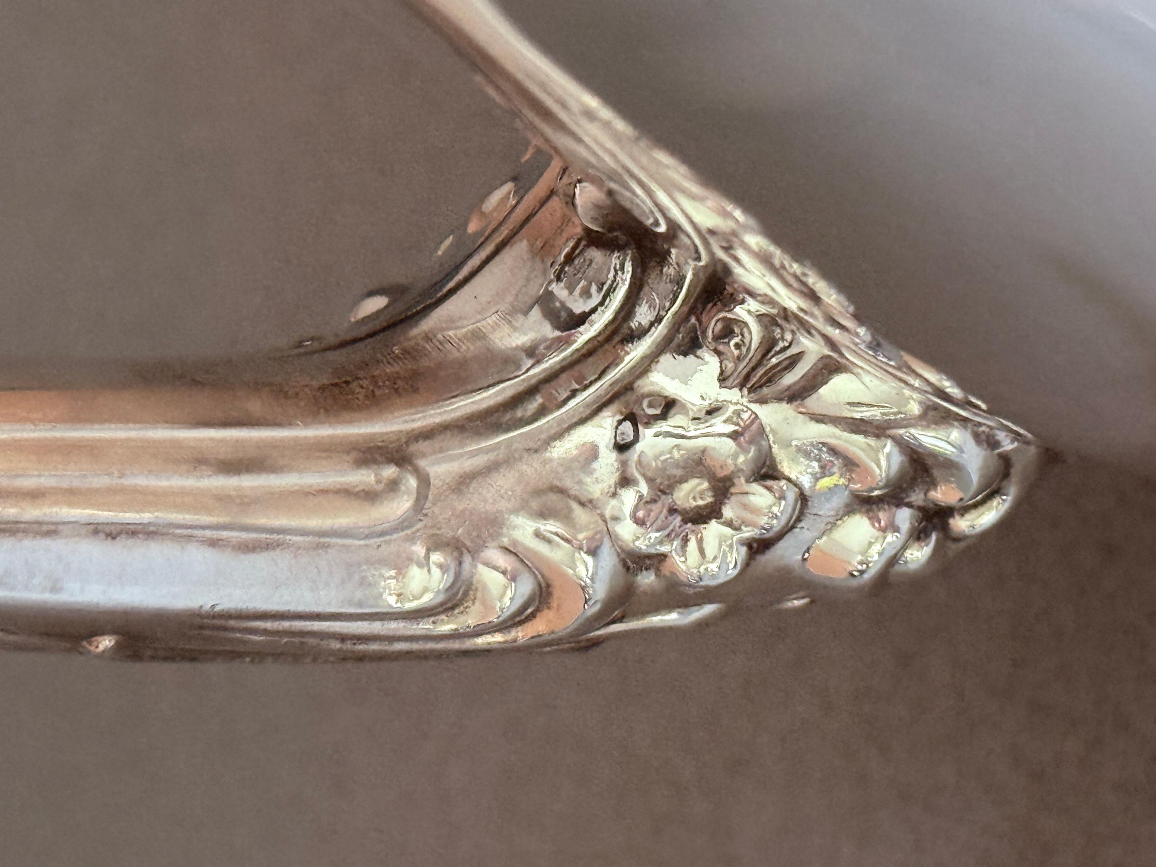 Service à thé et à café en argent ancien, 4 pièces, service à pied, poignées ornées couvercles en vente 7