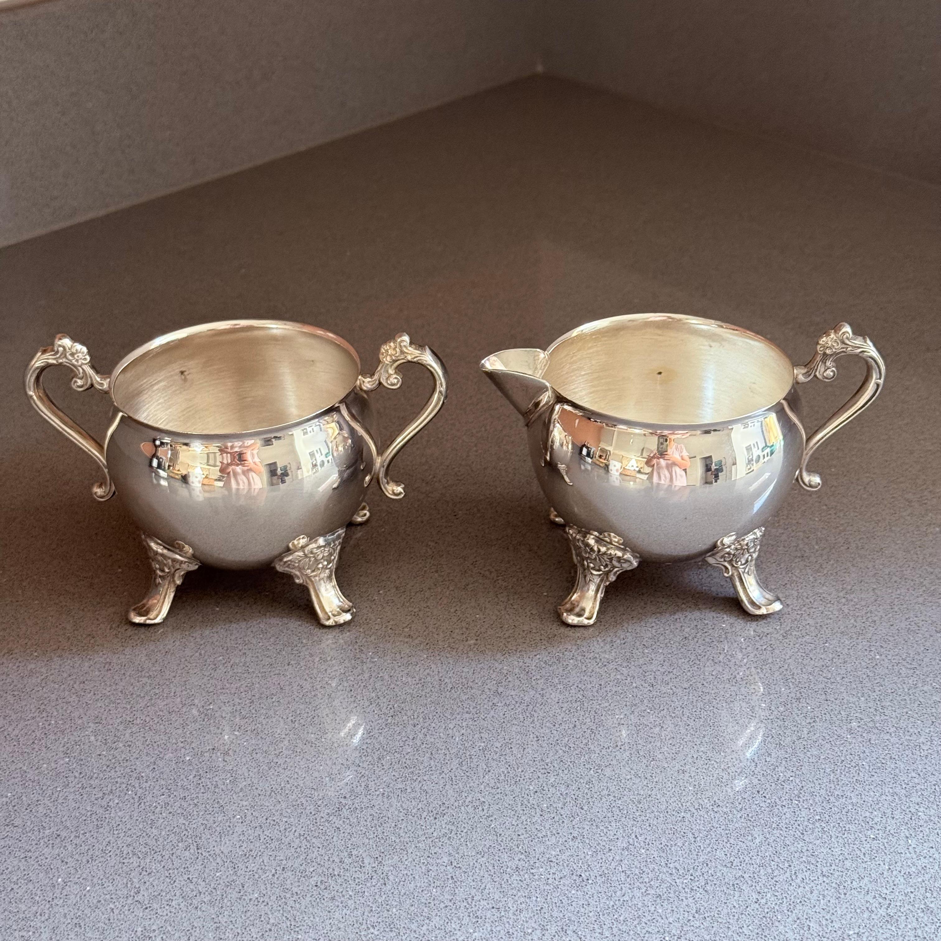 Brossé Service à thé et à café en argent ancien, 4 pièces, service à pied, poignées ornées couvercles en vente
