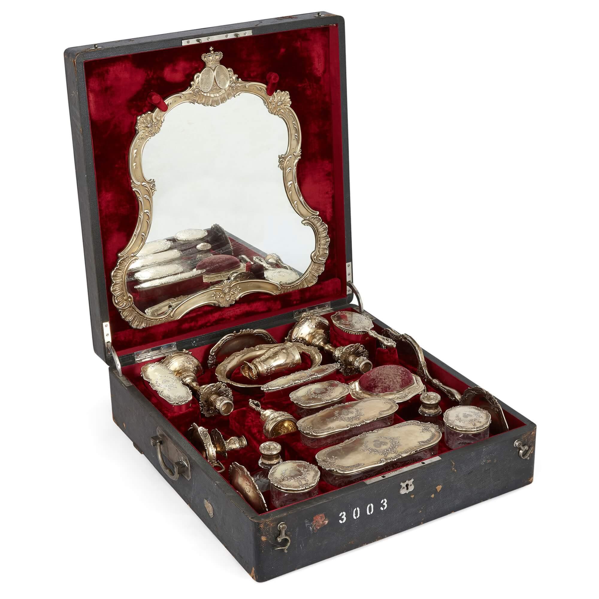 Antiguo juego de tocador de plata para el duque de Parma por Josef Carl Klinkosch
Austria, finales del siglo XIX 
El más grande (espejo): Alto 57 cm, ancho 53 cm, fondo 4 cm, fondo abierto 36 cm 
Caja: Altura 21 cm, anchura 60 cm, profundidad 66