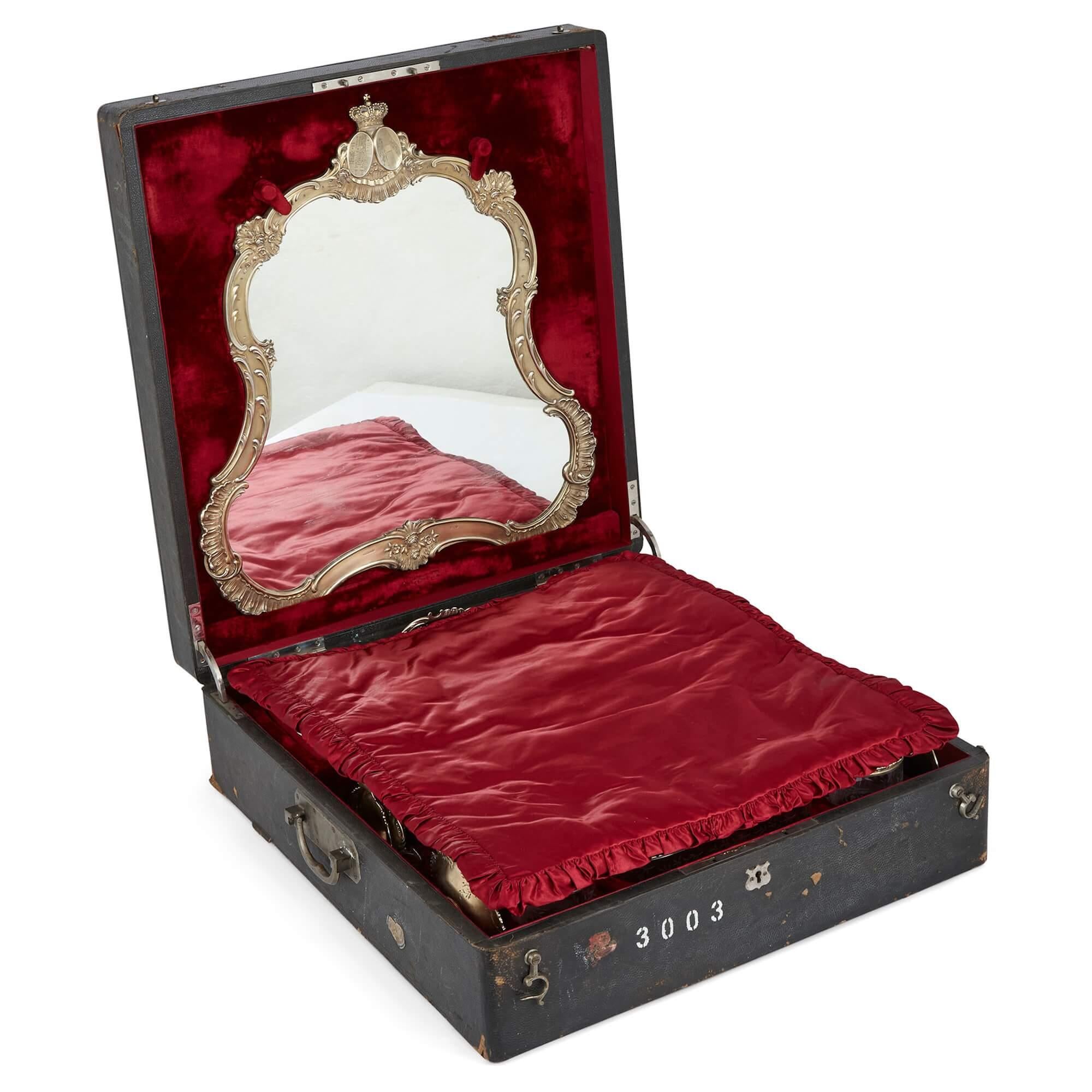 Juego de tocador de plata antigua para el duque de Parma por Josef Carl Klinkosch en venta 1