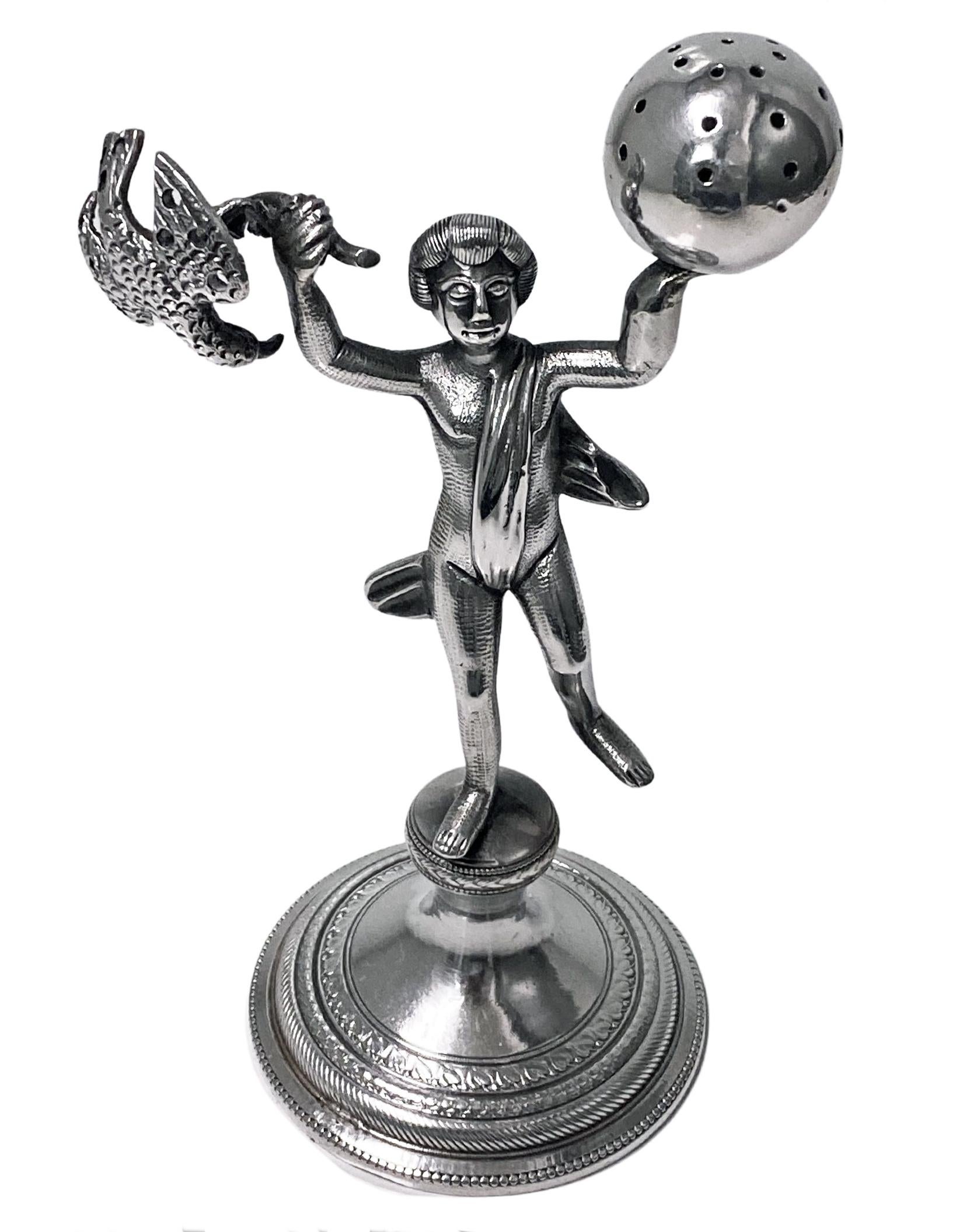 Antiker Zahnstocher- oder Cocktailstäbchenhalter aus Silber, Brasilien oder Portugal um 1850. Der Halter in Form einer exotisch drapierten Figur, die in der einen Hand eine Weltkugel und in der anderen einen Adler hält, steht auf einem geknickten
