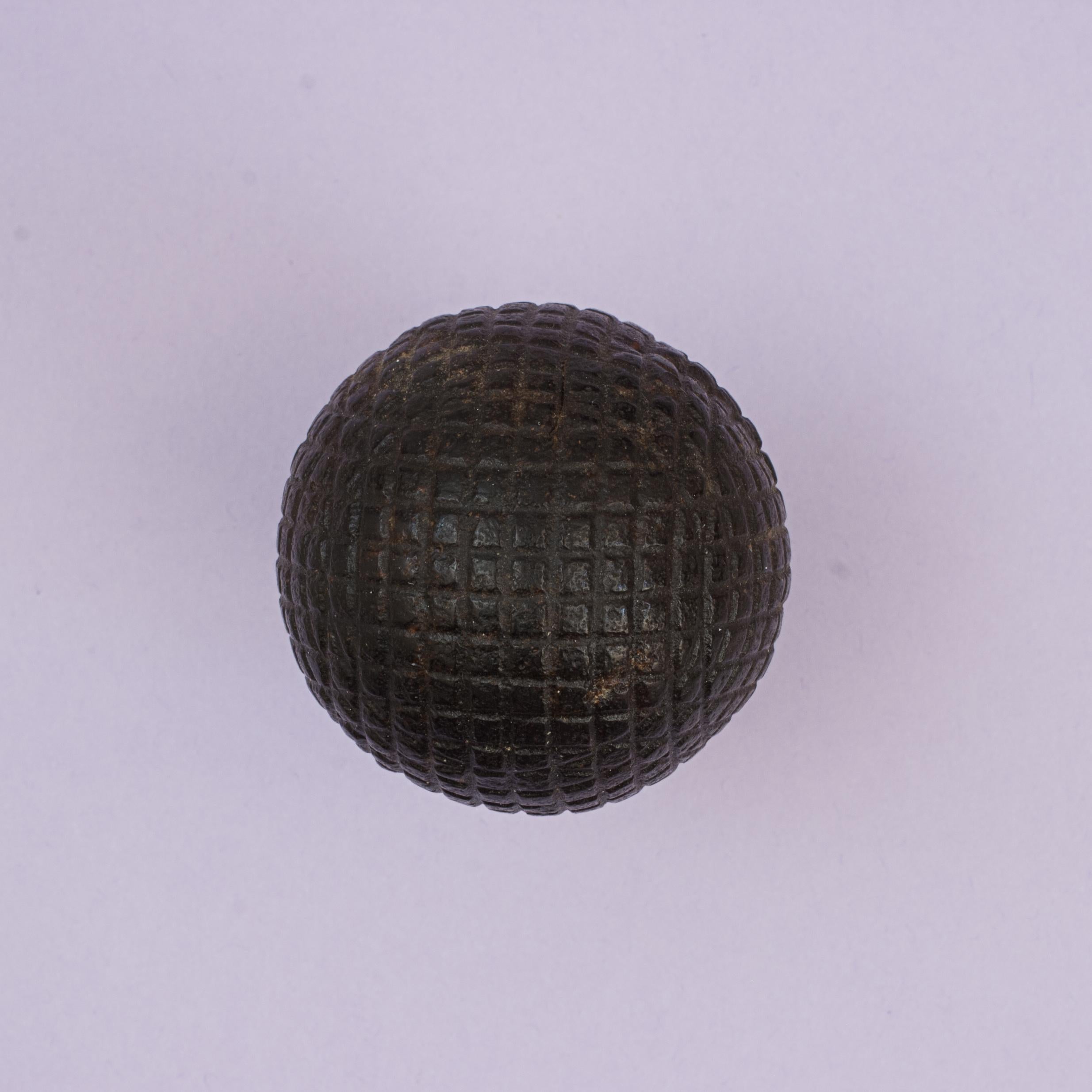 Solid Mesh 'Silvertown' Gutty Golfball.
Ein solider geformter Guttapercha-Golfball mit quadratischem Netzmuster in originalem, gut gebrauchtem Zustand. Die Mitte der 1890er Jahre von der Gutta Percha Co. hergestellte 