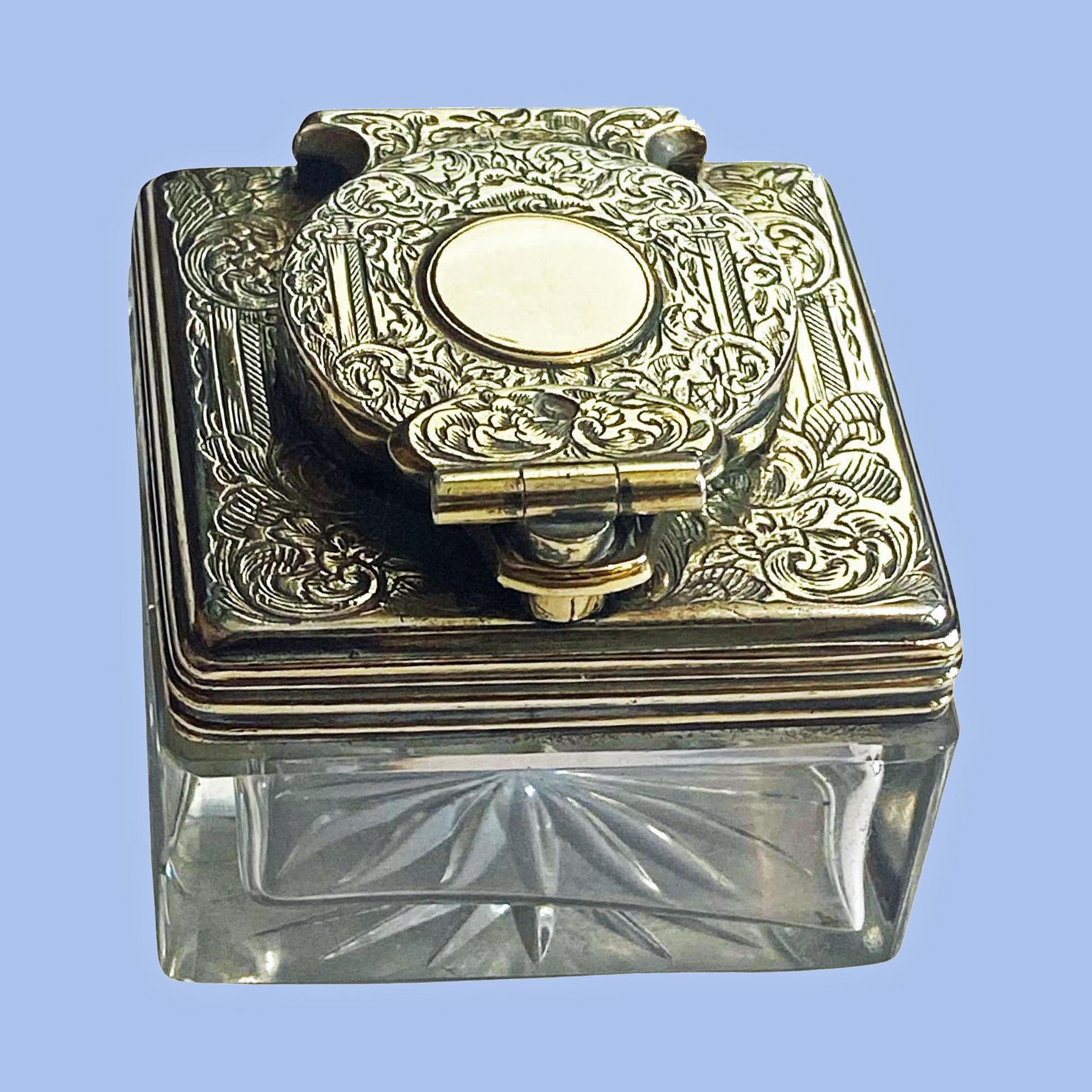 Antique Silver travelling Inkwell London 1839 prob Thomas Diller. Vermeuil Silver rectangular inkwell plain with moulded borders and a hinged screw-down cover surmounted by a folding shaped and reeded screw. Glass inkwell with cut star base. Good
