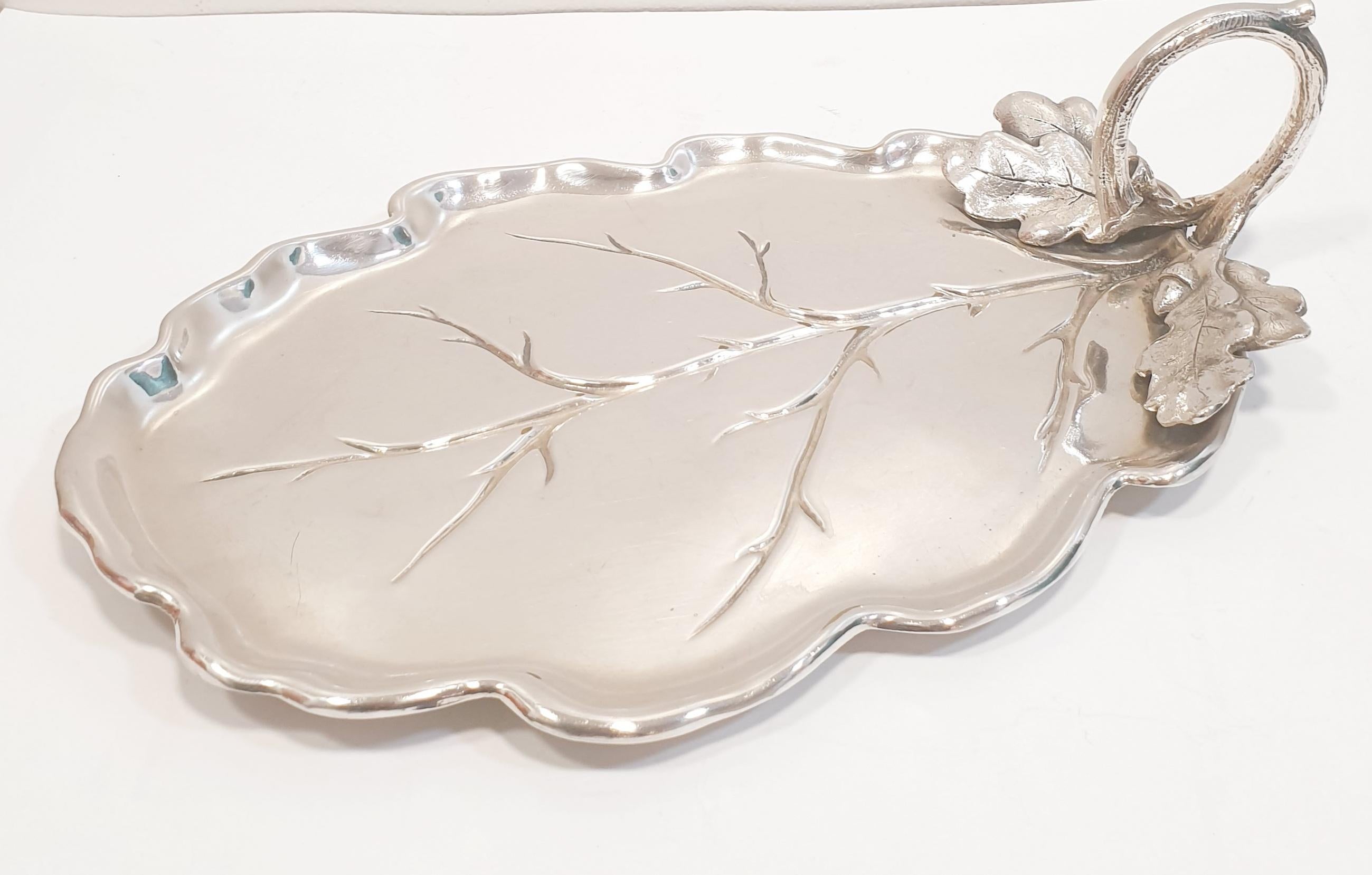 Antique silver tray from the 19th century. The tray simulates an oak leaf.

PRADERA is a second generation of a family run business jewelers of reference in Spain, with a rich track record being official distributers of prime European jewelry