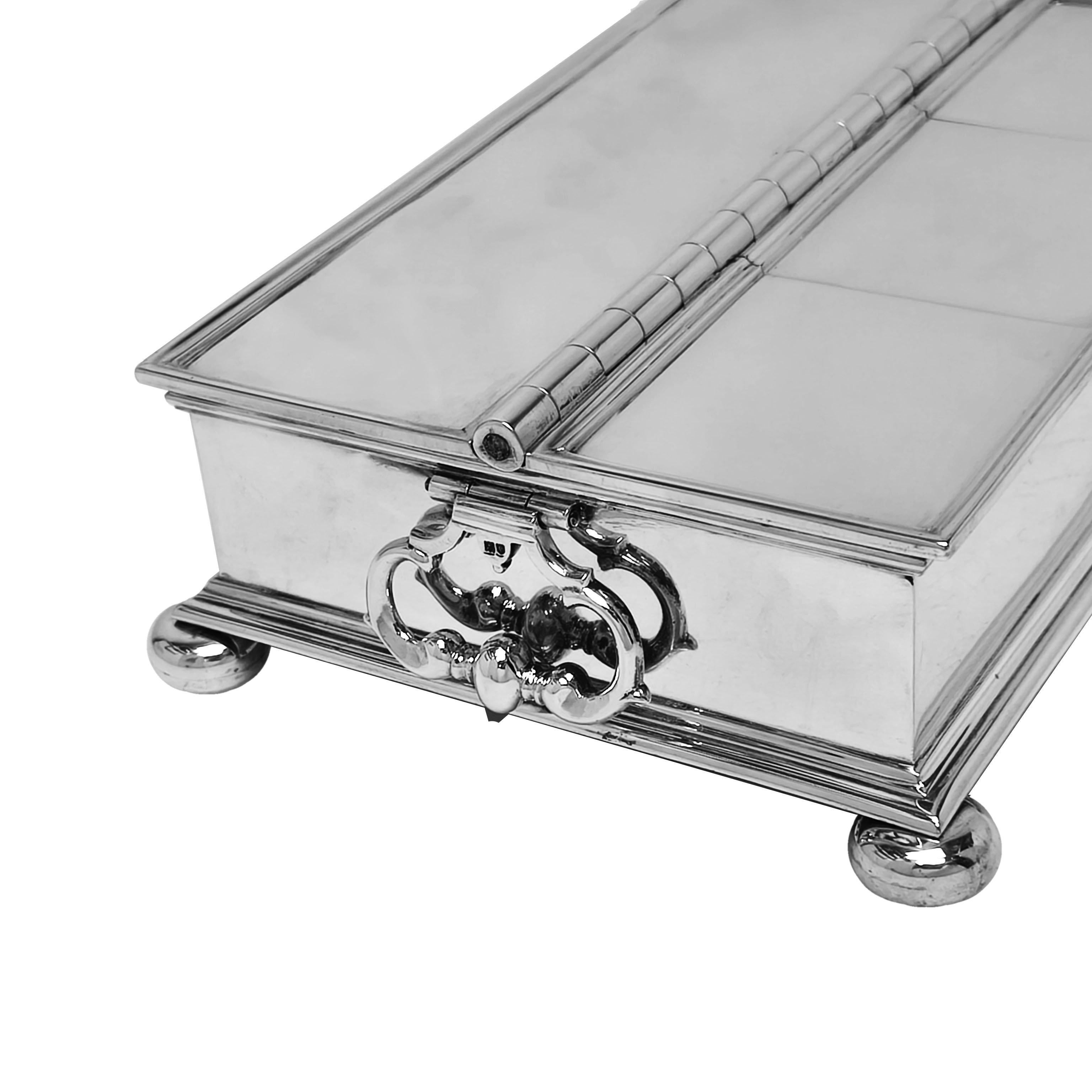 Inglese Antico calamaio del Tesoro in argento / Desk Tidy 1913 di Harrods Stores Ltd in vendita
