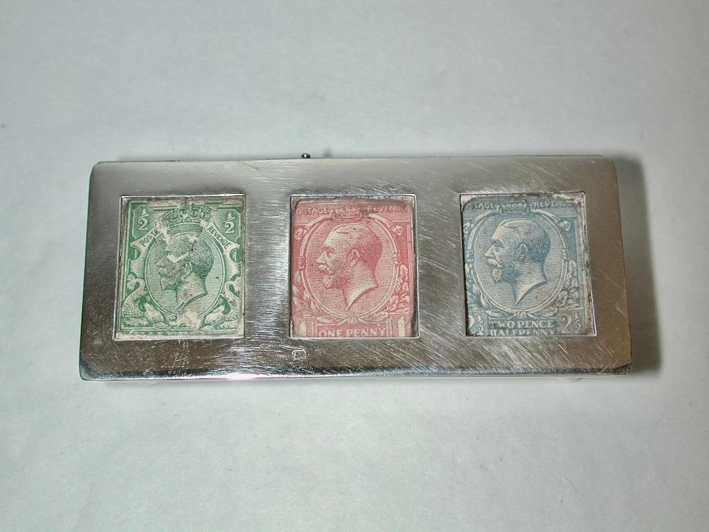 Boîte à triple cachet ancienne sur pieds de boule par Adie & Lovekin Ltd B'ham 1913
Très bel exemple de boîte à timbres à 3 divisions avec une charnière à ressort et un dos en cuir.
avec intérieur doré. Les timbres sous le verre sont George V 1/2