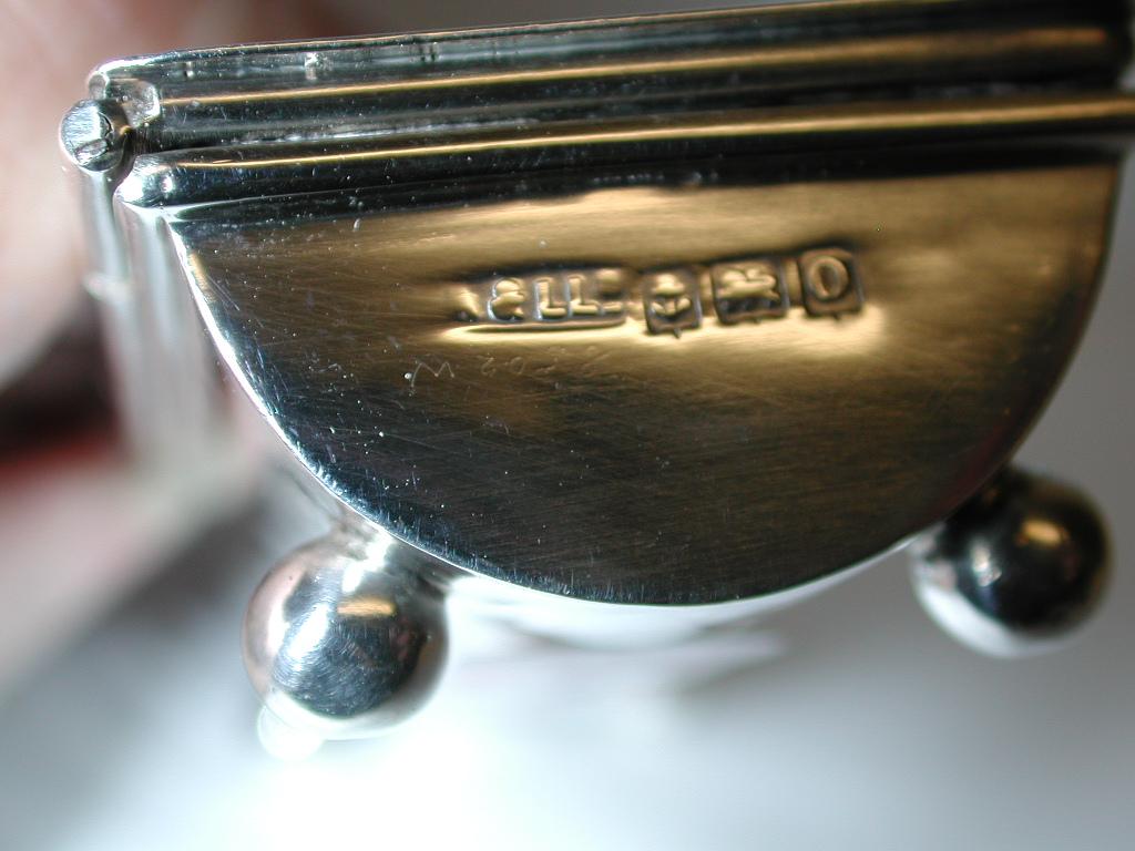 Antike dreifache Stempelschachtel aus Silber auf Kugelfüßen von Adie & Lovekin Ltd B'ham 1913 im Zustand „Gut“ im Angebot in London, GB