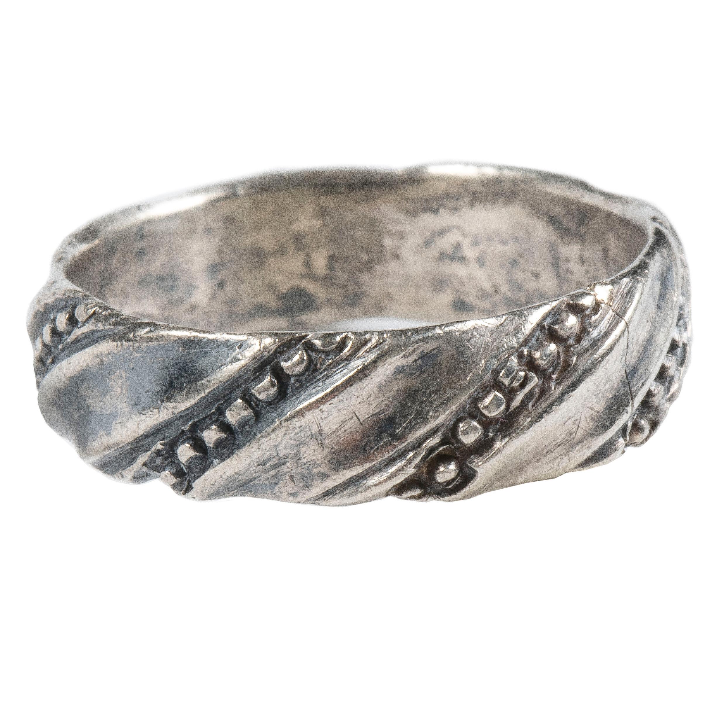 Médiéval Bague à anneau torsadé en argent antique en vente