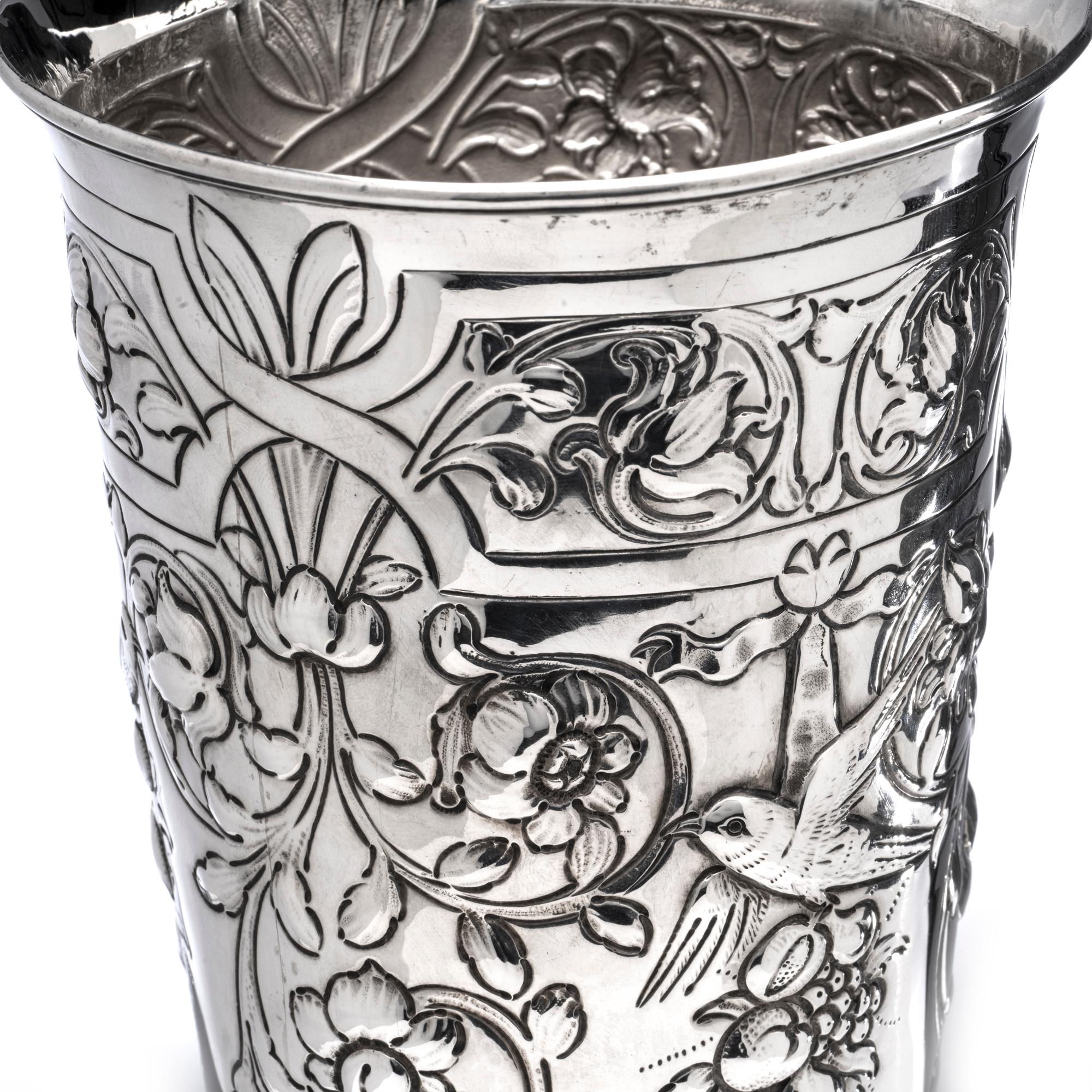 Antike Silbervase mit floralen Motiven
Hergestellt in England, Sheffield, 1926
Hersteller: Gebrüder Pairpoint (John & Frank Pairpoint)
Vollständig gepunzt. 

Abmessungen - 
Durchmesser: 12,5 cm
Höhe: 26,5 cm
Gesamtgewicht: 541