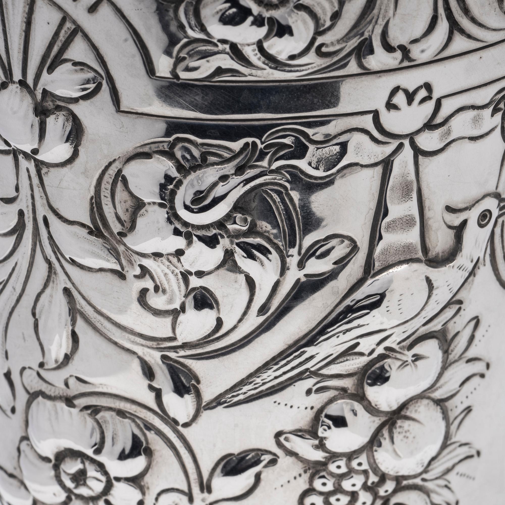 Antike Vase aus Silber, dekoriert mit Blumenmotiven (Britisch) im Angebot