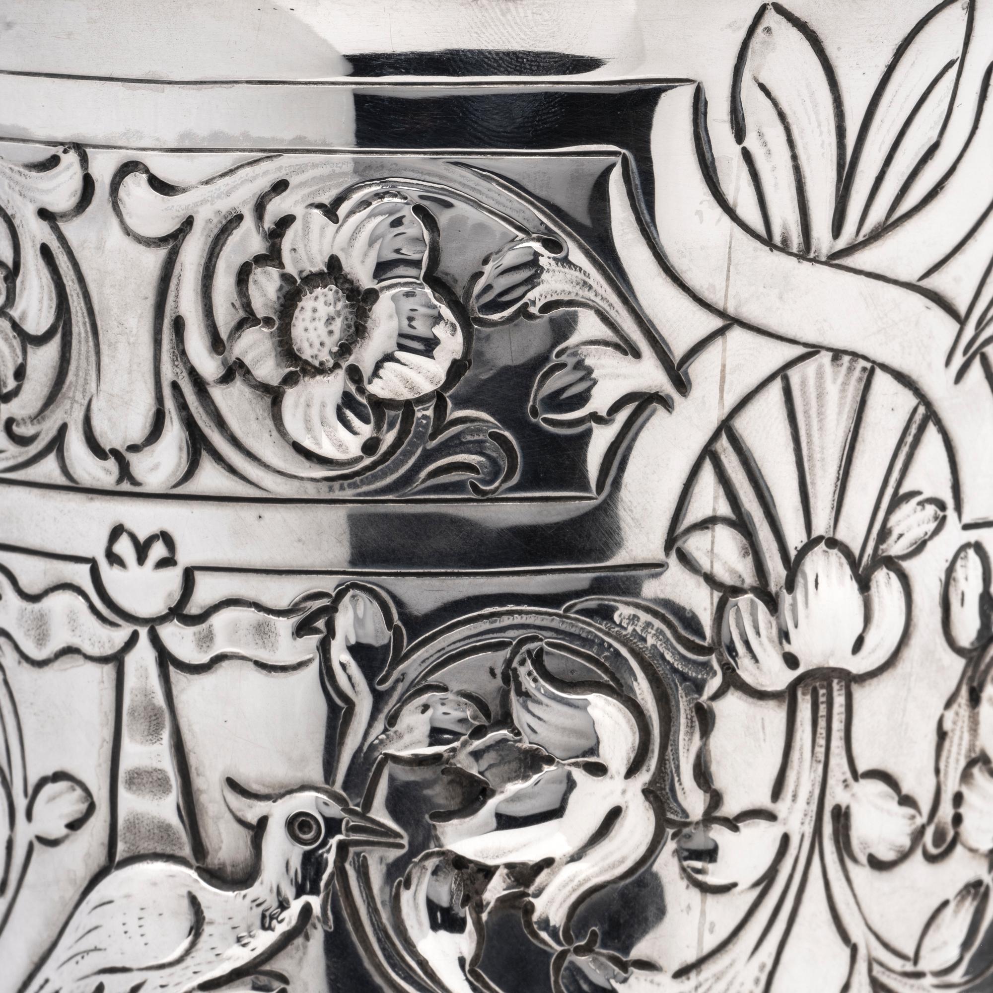 Antike Vase aus Silber, dekoriert mit Blumenmotiven im Angebot 2