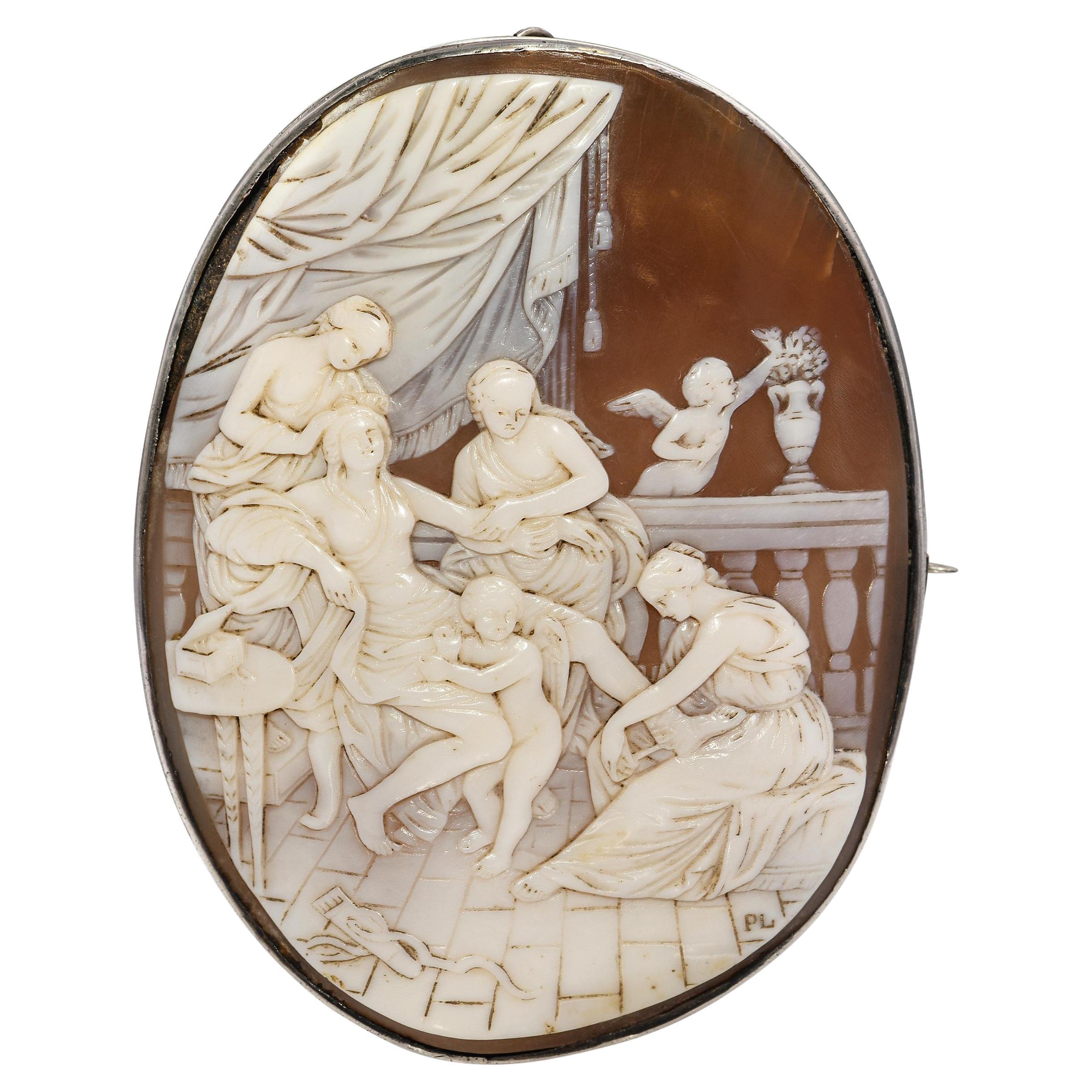 Broche Camée en argent ancien Vénus se faisant dorloter pour être belle