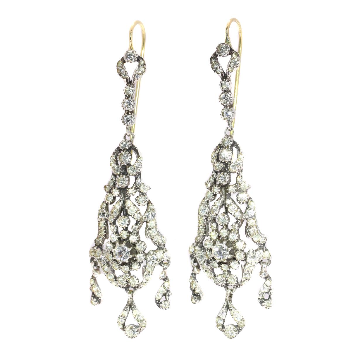 Antique jewelry object group: earrings long hanging

Condition: very good condition

Do you wish for a 360° view of this unique jewel?
Just send us your request and we’ll give you the direct link to the videoclip showing this treasure’s full