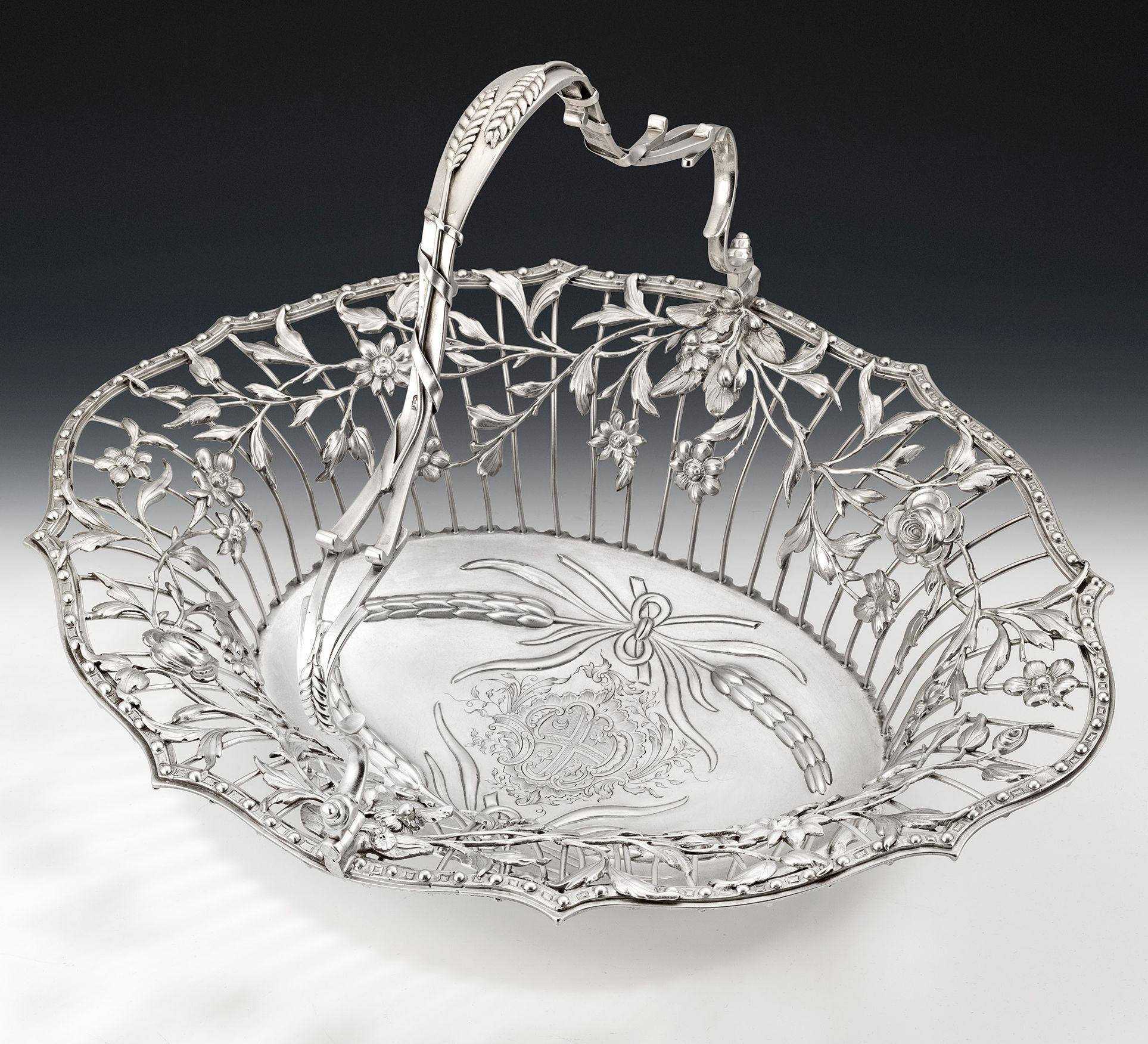 Rarísima e importante cesta para el pan de plata antigua de principios de Jorge III, fabricada en Londres en 1764 por John Henry Vere & William Lutwyche.

El cesto tiene forma ovalada ancha y el borde perfilado está decorado con atrevidos abalorios