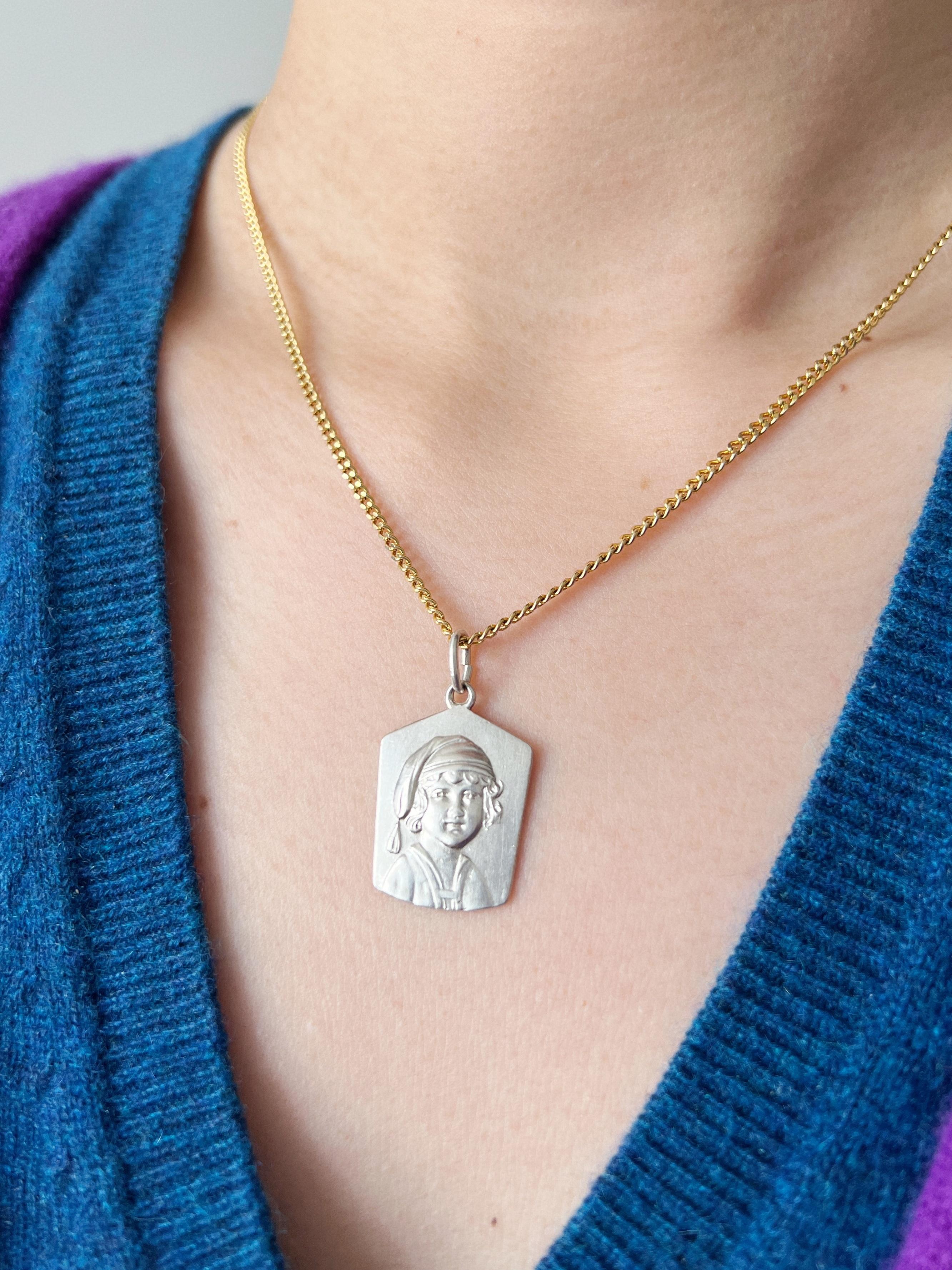 Antique silver young child portrait pendant In Good Condition In Versailles, FR