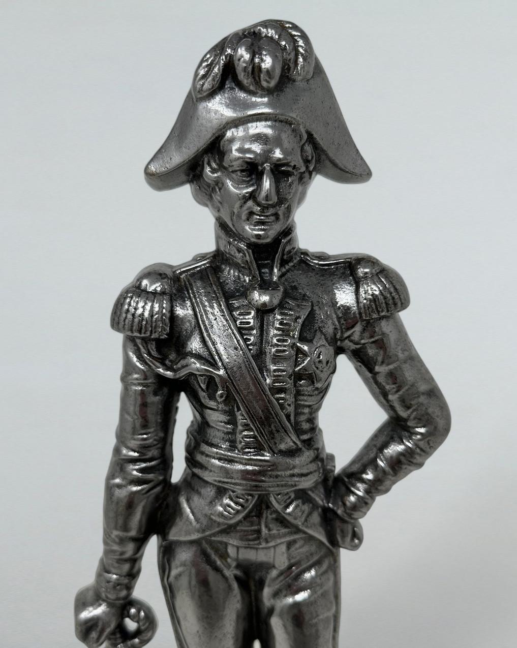 Elegante y bastante raro tope de puerta victoriano de hierro fundido cincelado y plateado de gran calibre y excepcional calidad, de la última mitad del siglo XIX y de origen inglés. 
Representa a un irlandés en pie, el duque de Wellington, vestido