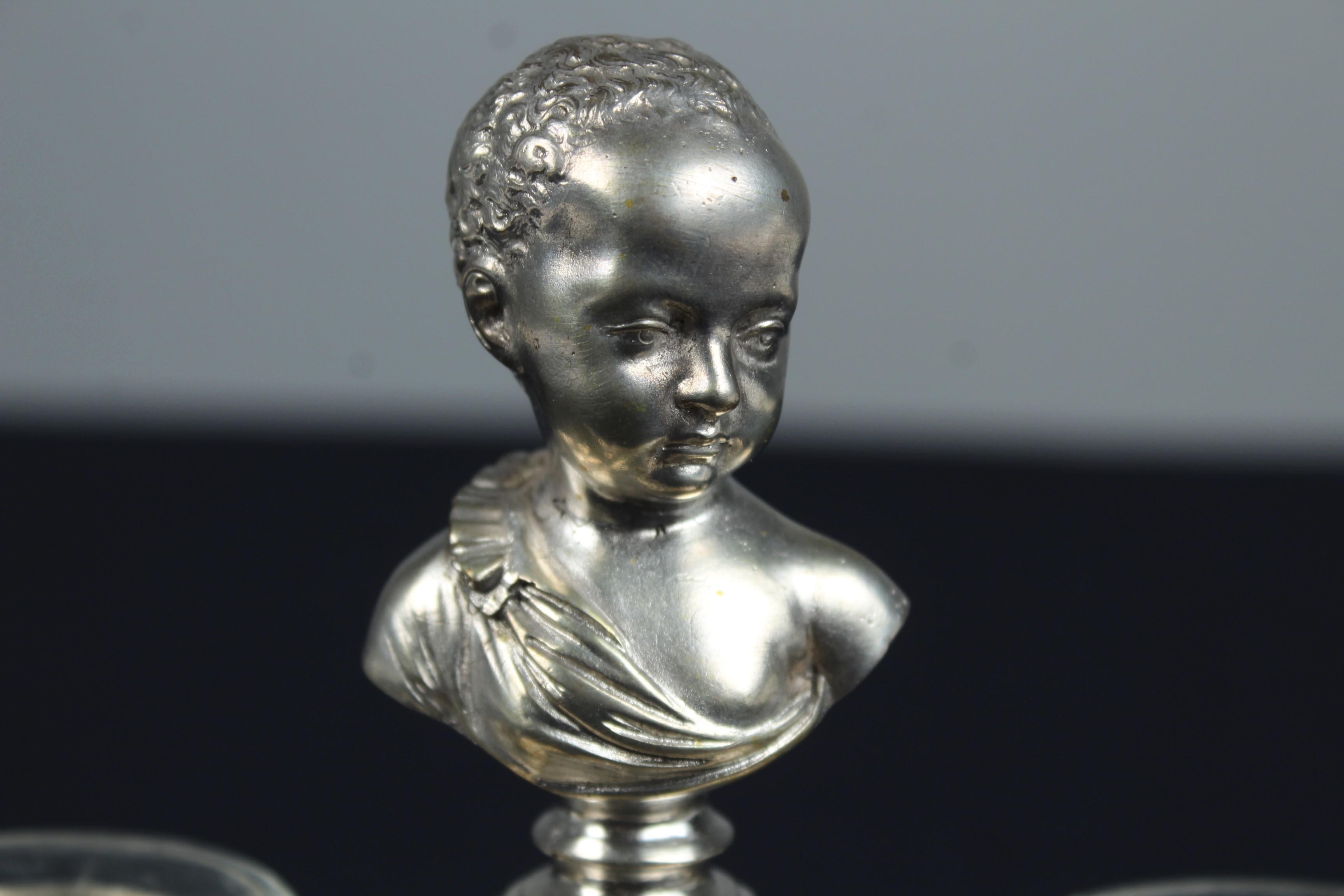 Beautiful inkwell with a small bust in the center and two glass inkwells on its sides.
Nicely silvered and cleaned condition.
France, 19th century.