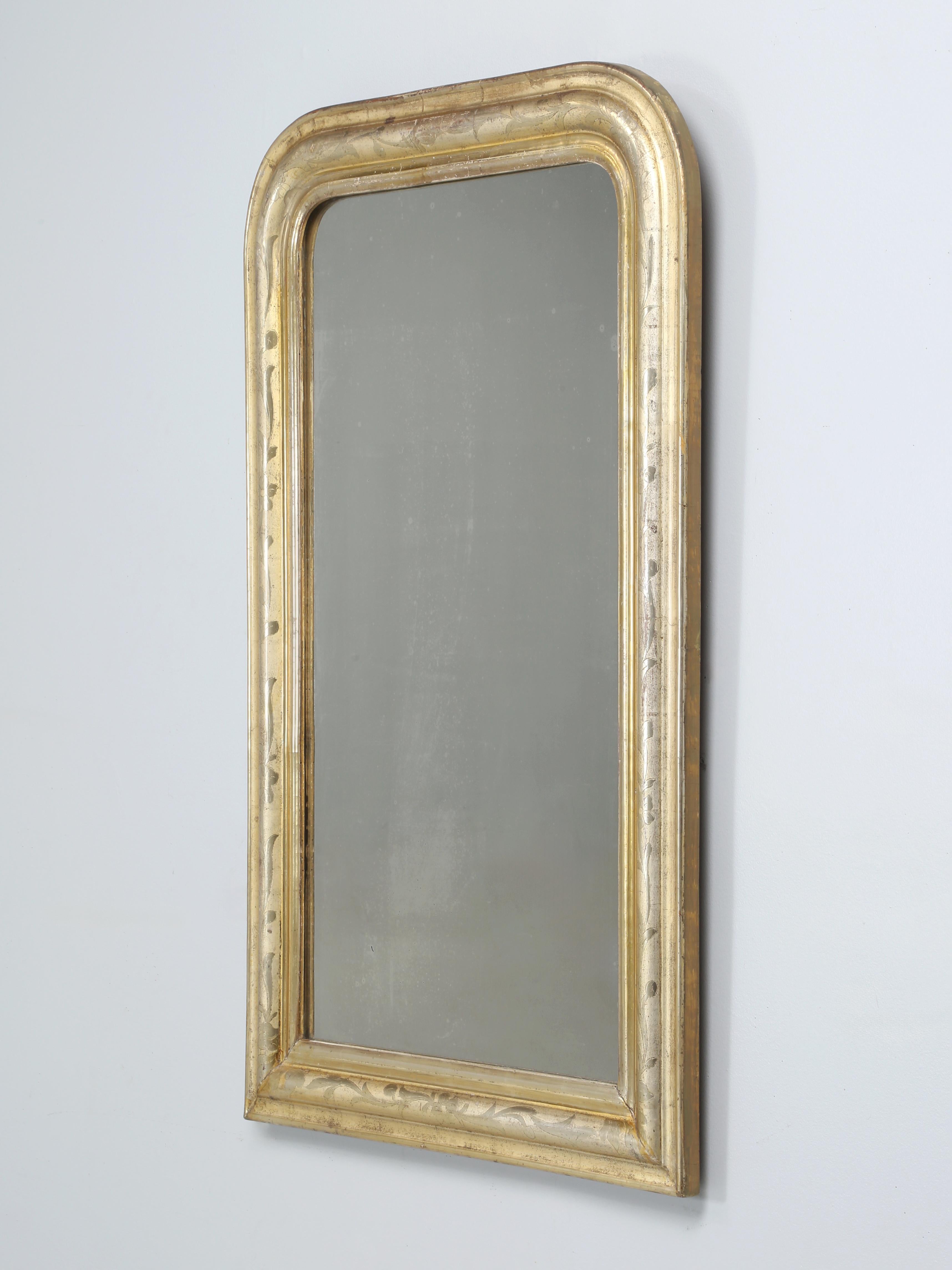 Espejo Louis Philippe antiguo en su acabado original de pan de plata y pan de oro. El propio espejo ha empezado a azucararse y, por muy buenos que sean los restauradores, no conozco a nadie que domine el arte de azucarar un espejo antiguo, aparte de