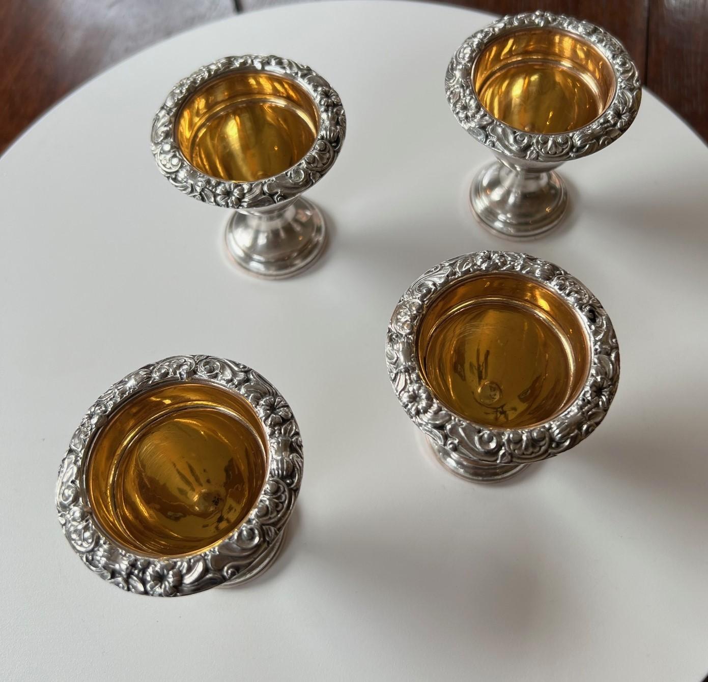 Antike Tafeln aus Silberblech und vergoldeten Eierschalen – 4er-Set (Versilberung) im Angebot