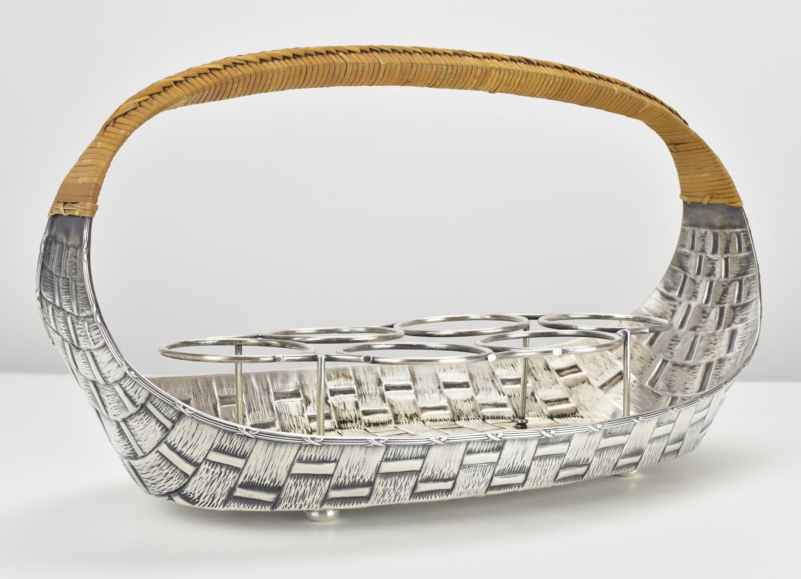 Este exquisito soporte en forma de cesta para vasos de limonada chapado en plata francesa antigua irradia elegancia con su diseño tejido de inspiración Art Nouveau y su intrincada artesanía. La superficie plateada de la cesta, bellamente