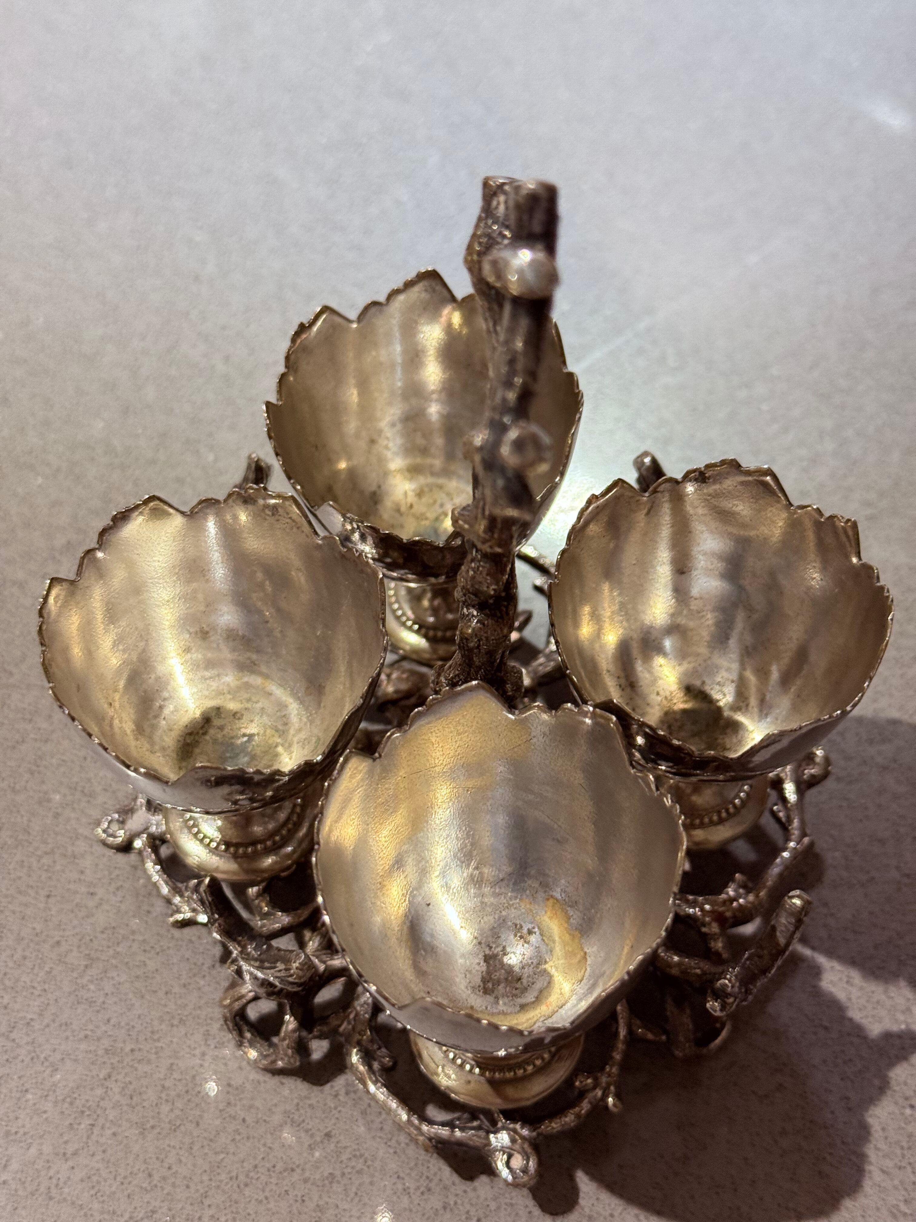 Antique Silverplated Egg Cup Stand Four Small Egg Holders Ornate Victorian Style In Excellent Condition For Sale In Wembley, GB