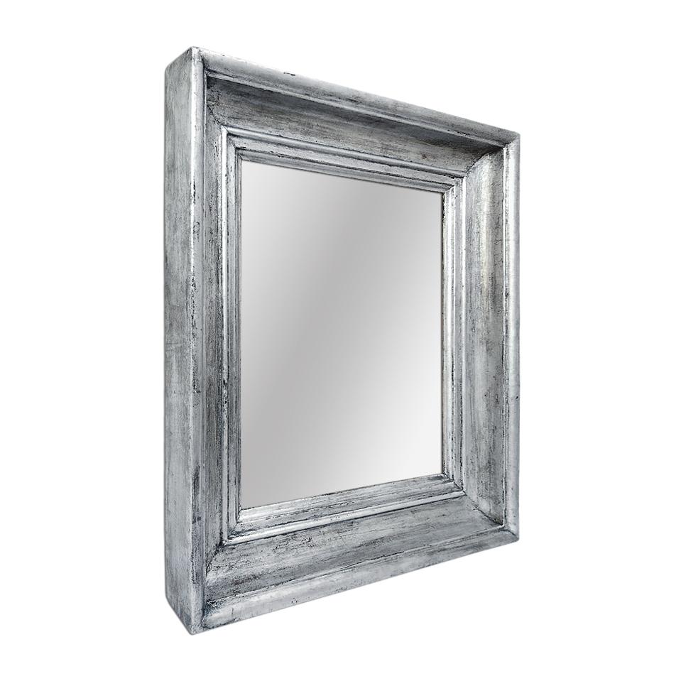 Miroir français ancien en bois d'argent, fin du XIXe siècle. Cadre ancien patiné en bois d'argent. Re-dorure à la feuille patinée. Largeur du cadre ancien 10 cm / 3.93 in. Miroir en verre moderne. Dos en bois ancien.