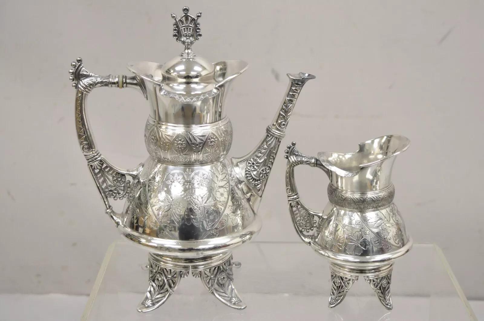 Service à thé Victorien Simpson Miller Co. 2076 Bird Engraved Silver Plated. La liste comprend (1) théière, (1) sucrier à double poignée, (1) petit bol à double poignée, (1) crémier, tous avec de belles gravures d'oiseaux et de fleurs. Circa Early