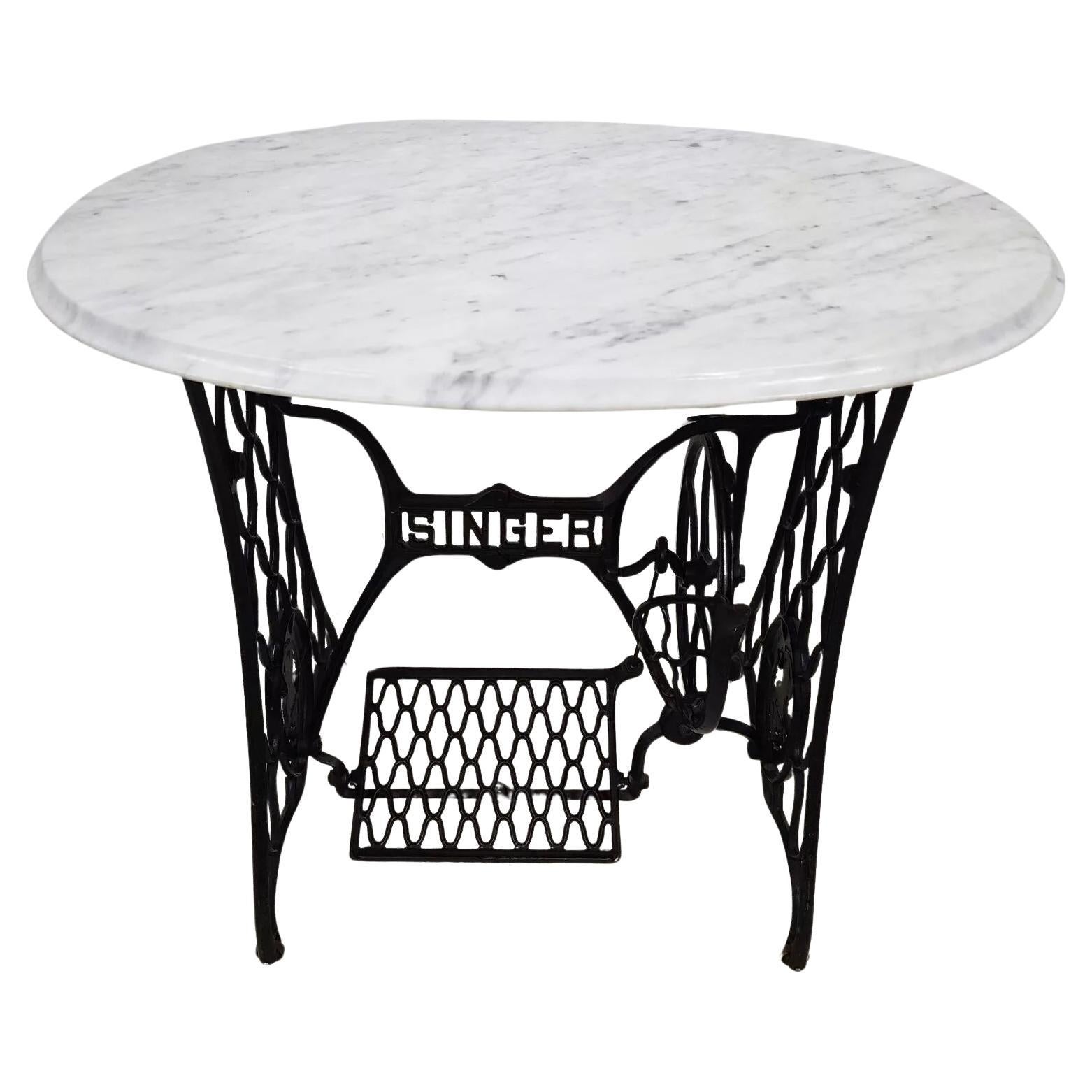 Antiker Singer Iron Tisch aus Eisen mit Carrara-Marmorplatte