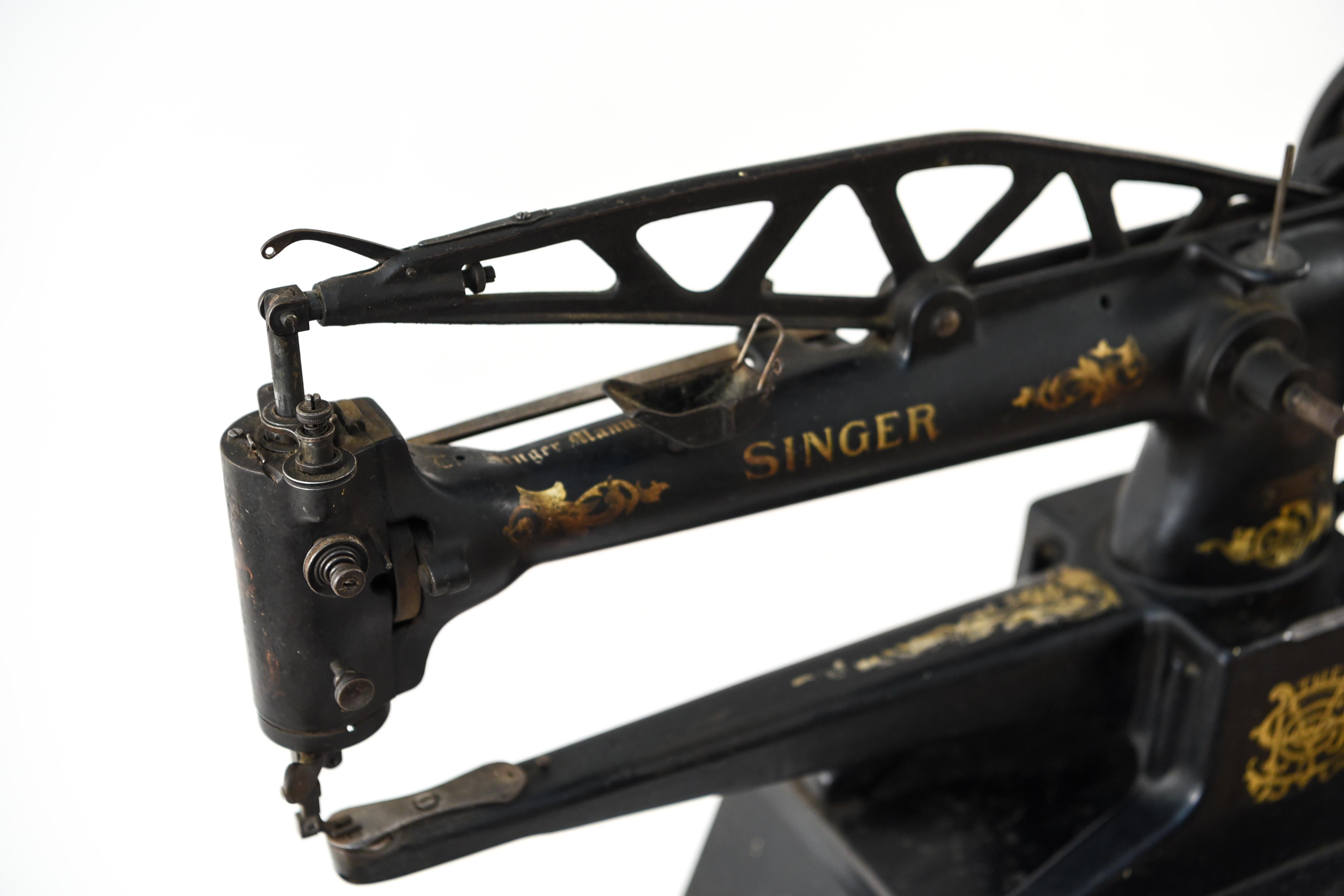 Antique Singer Leather Stitching Sewing Machine In Fair Condition In Norwalk, CT