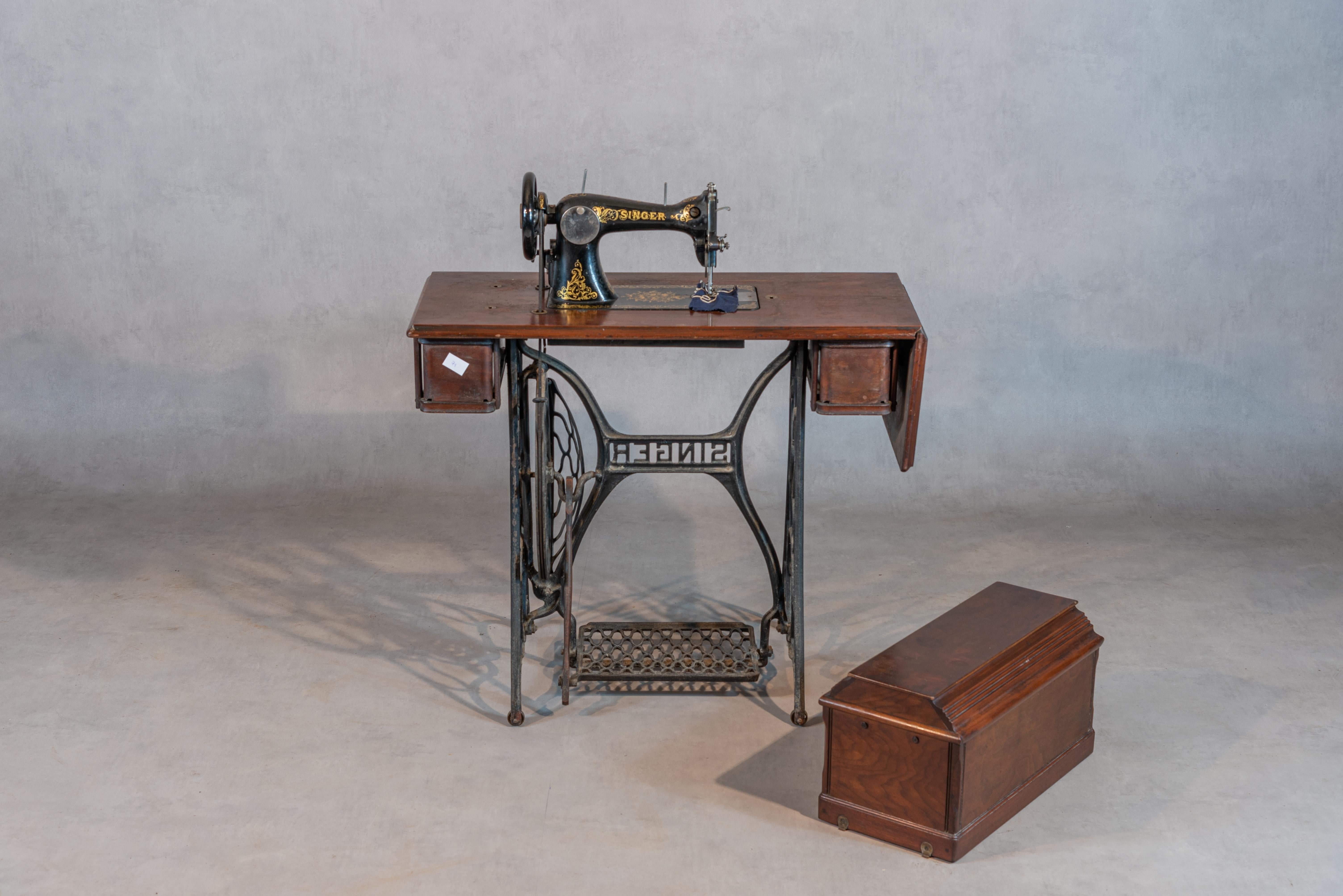 Experience the nostalgia and charm of this Antique Singer sewing machine from the early 20th century, in great working condition and ready to bring a touch of vintage elegance to any home. Crafted from solid walnut, this Singer Sewing Machine boasts
