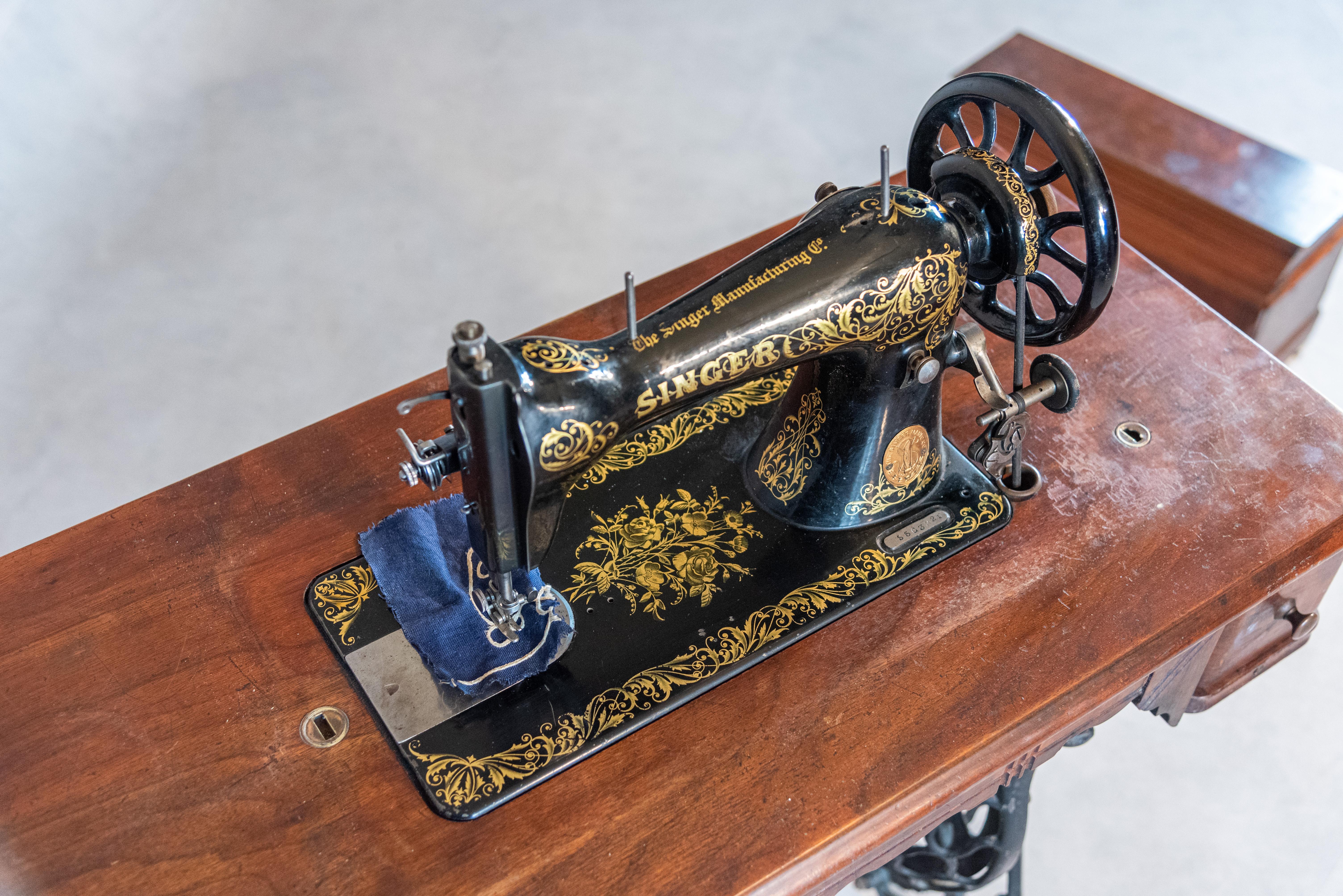 Antique Singer Sewing Machine In Good Condition In San Antonio, TX