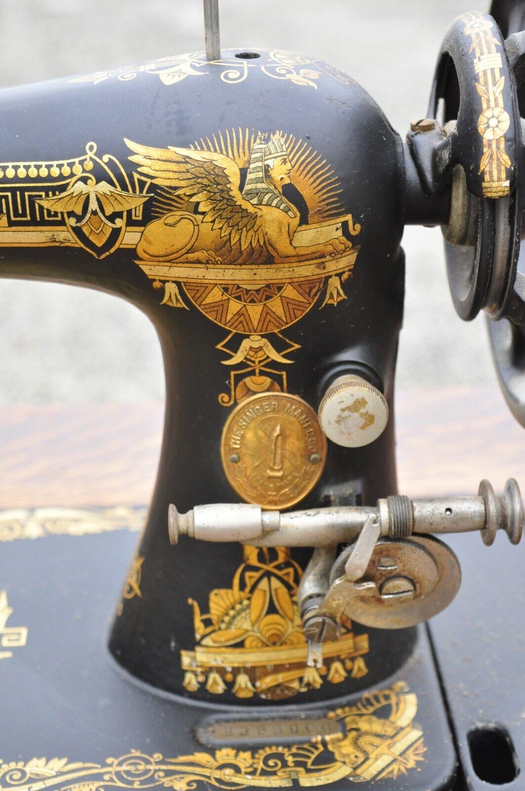 20ième siècle Ancienne machine à couture Singer Sphinx Modèle 127 à base à traîne