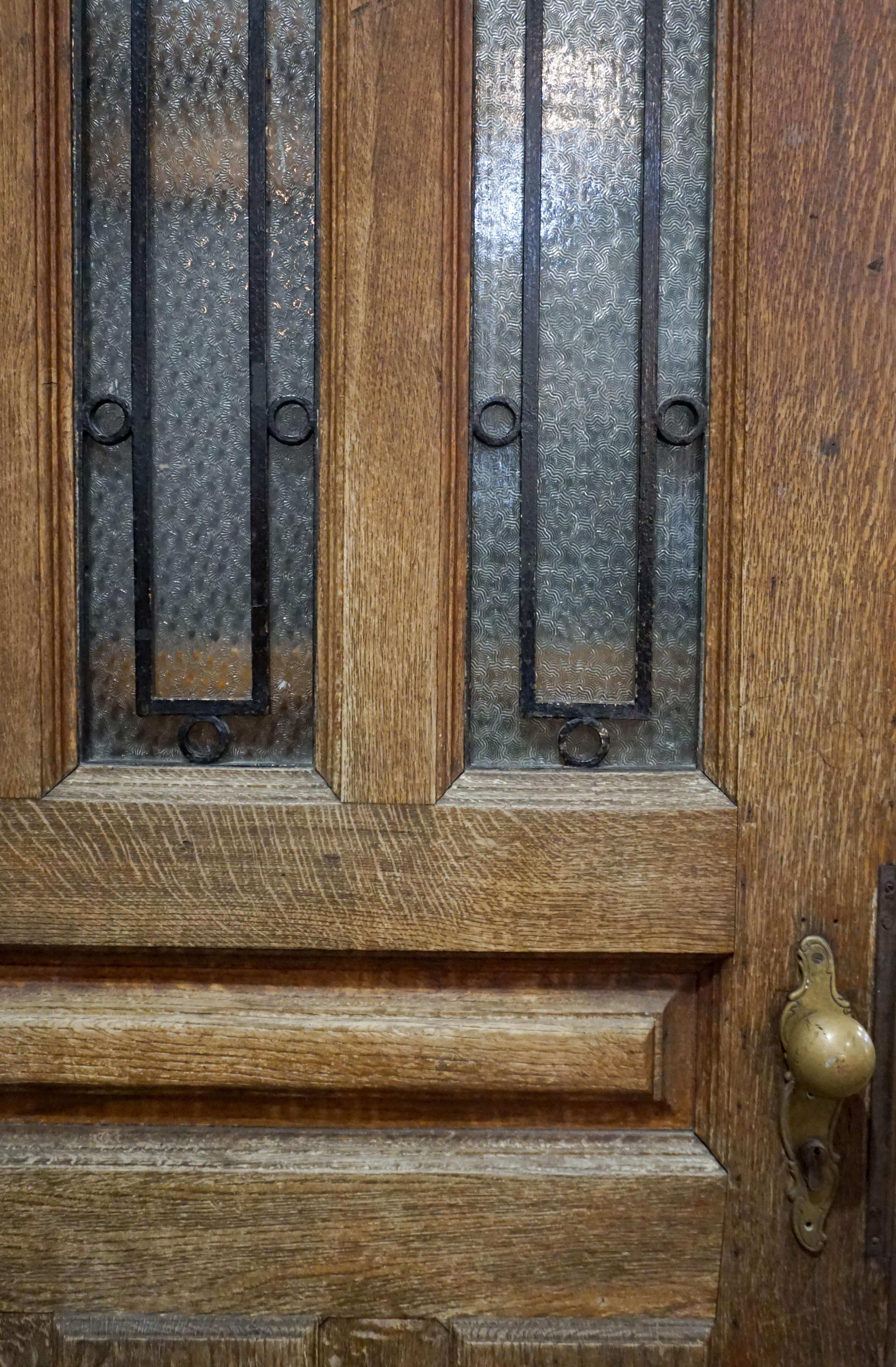 En provenance de France, nous avons cette impressionnante porte simple avec ferronnerie. Les trois panneaux de fenêtre s'ouvrent chacun pour permettre à la brise agréable de l'extérieur de pénétrer dans votre maison. Cette porte est en très bon état