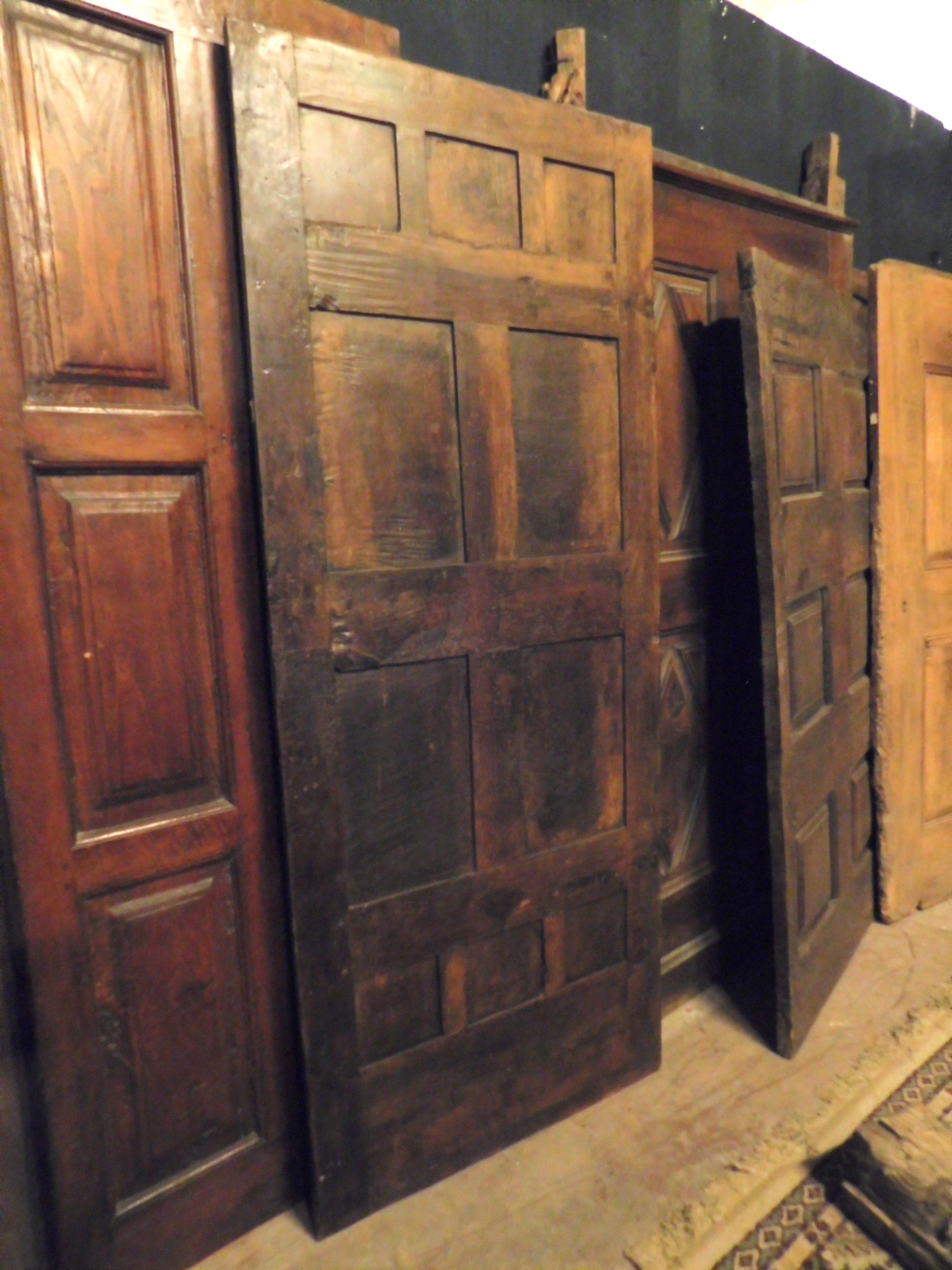 Antike Einzeltür aus Nussbaumholz mit eingravierten Paneelen, spätes 19. Jahrhundert im Angebot 1