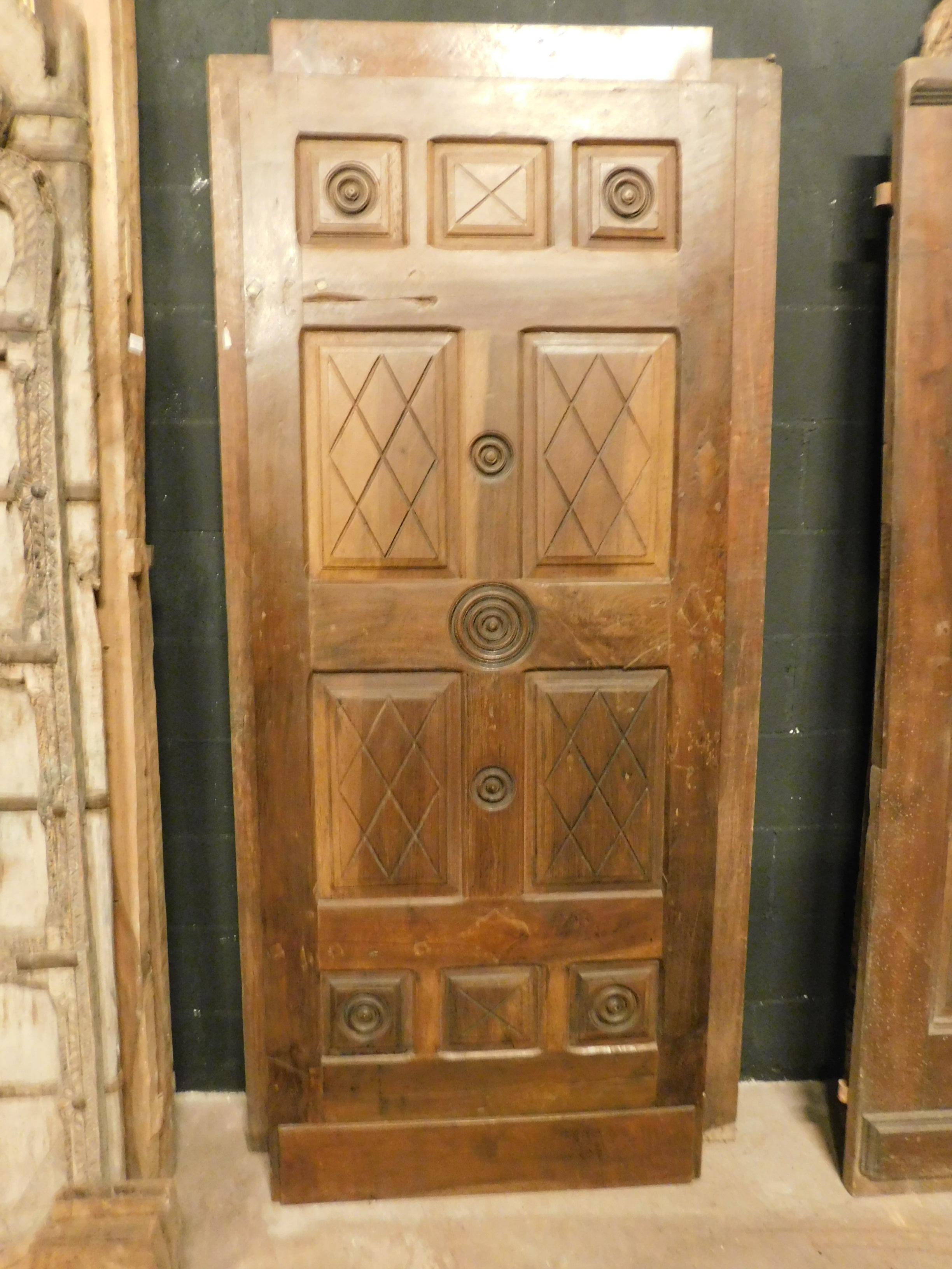 Antique single internal door, built in beautiful walnut with panels carved in geometric shapes of the time, built in the late 19th century for a noble palace.
Suitable for sliding or usable as a decorative panel, sold without frame as in the photo