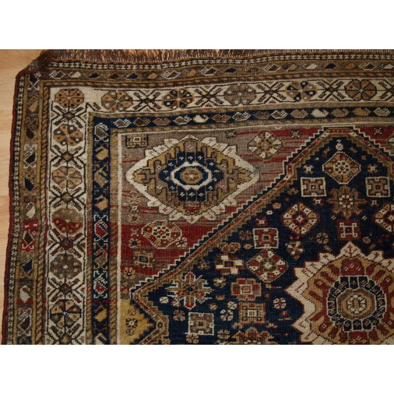 Antique Single Medallion Qashqai Rug In Good Condition For Sale In Moreton-In-Marsh, GB