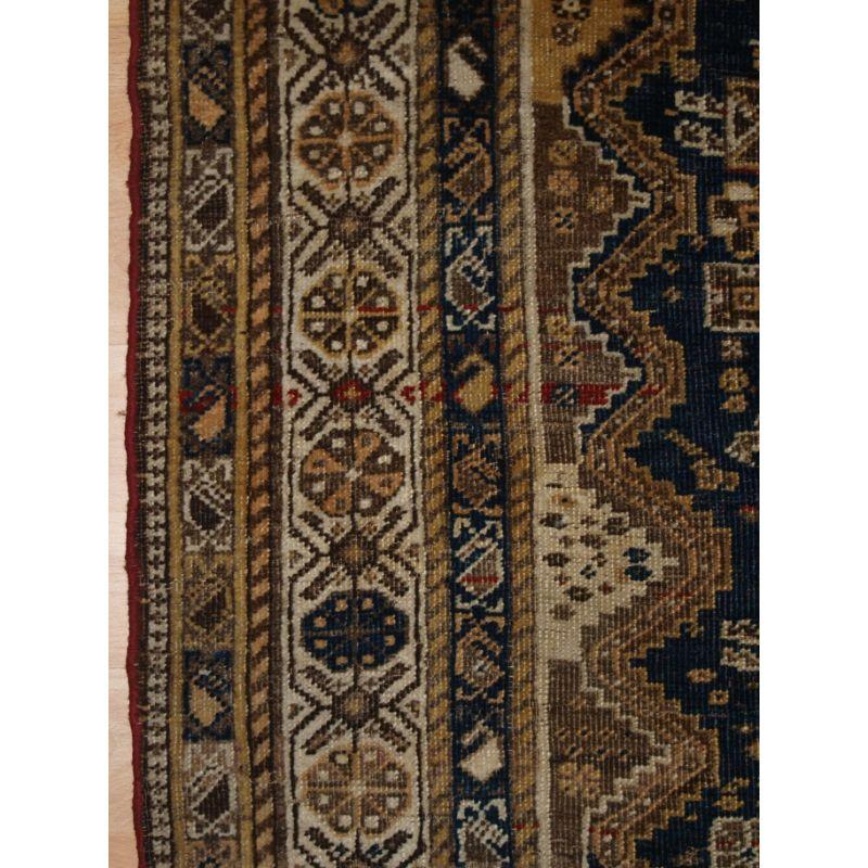 Antiker Qashqai-Teppich mit einzelnem Medaillon (19. Jahrhundert) im Angebot