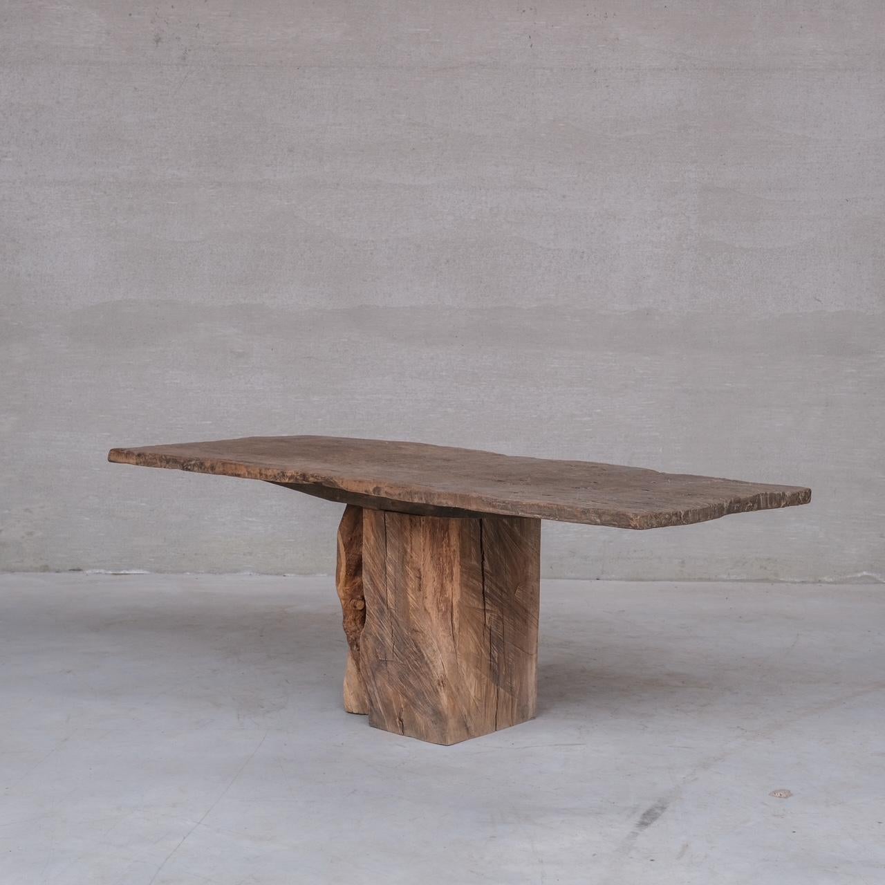 Une console ou un bureau primitif de style wabi-sabi ou une petite table de salle à manger.

Rare grand plateau à une planche.

Belgique, c1920s.

Formé à partir de pièces de bois anciennes par un artisan local belge.

Bon état.

Réf. interne :