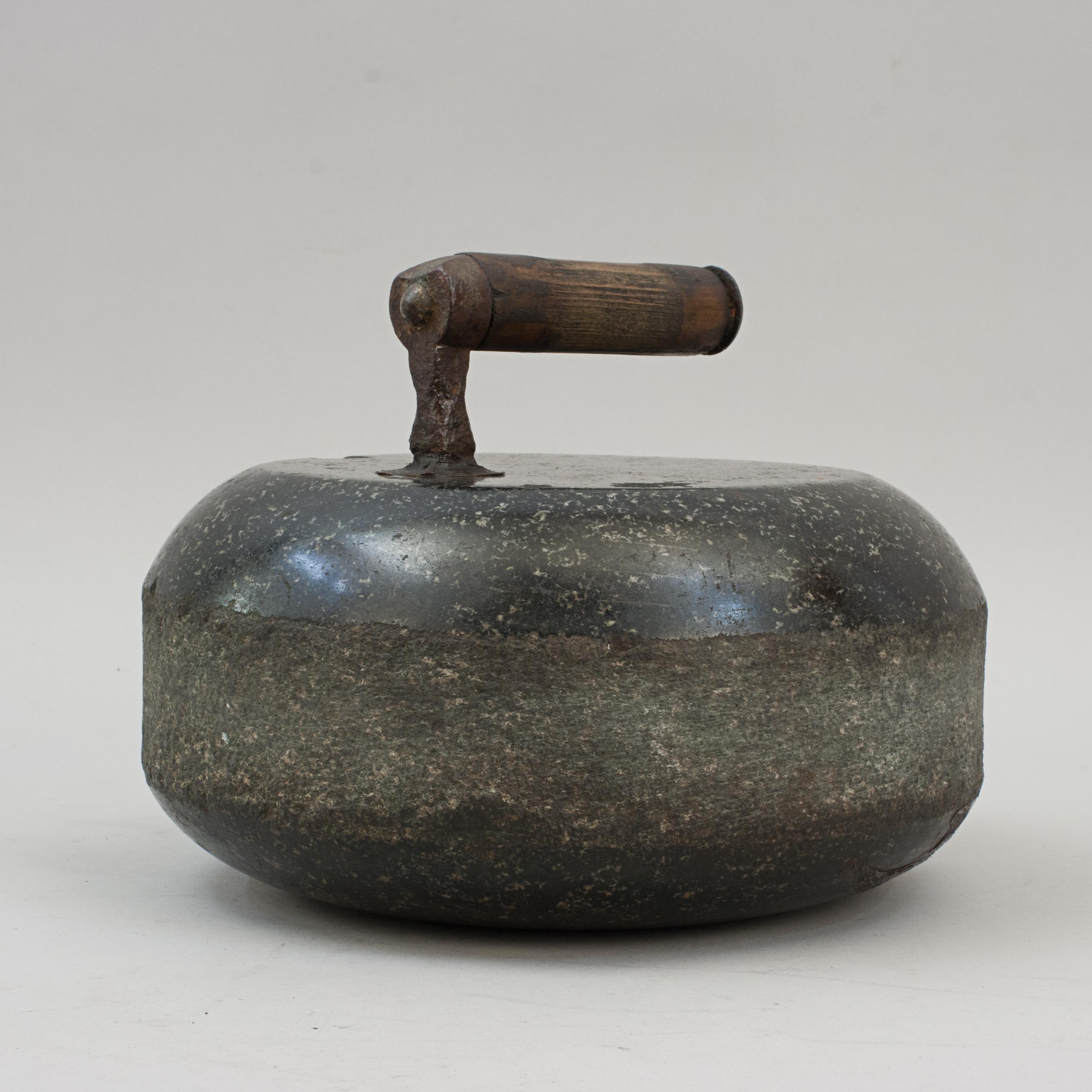 Antique Single-soled Curling Stone In Good Condition For Sale In Oxfordshire, GB