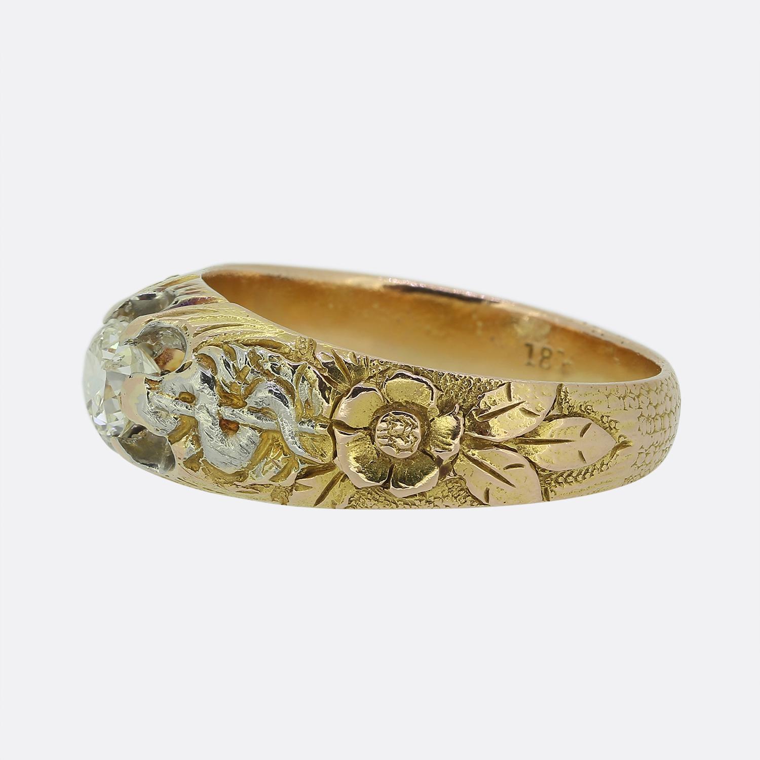 Hier haben wir einen wunderschön gestalteten Single Stone Ring aus der viktorianischen Ära. Dieses antike Stück weist in der Mitte der Vorderseite einen runden, facettierten Diamanten im alten europäischen Schliff auf, der stolz in einer Fassung mit
