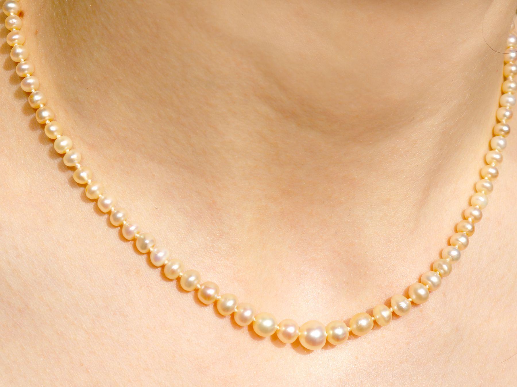 Antique Single Strand Natural Pearl Necklace with 1.02 Carat Diamond Set Clasp In Excellent Condition In Jesmond, Newcastle Upon Tyne