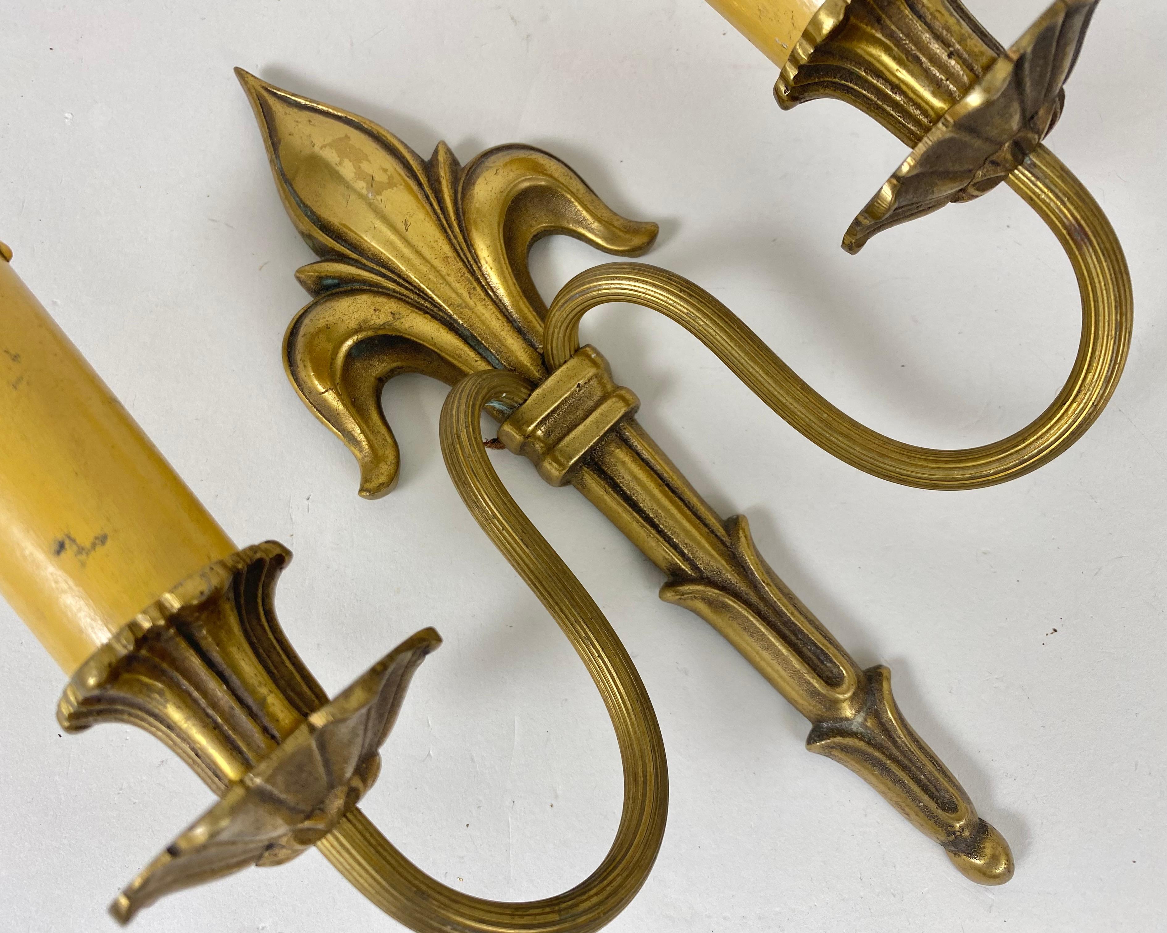 French Antique Single Wall Sconce in Solid Bronze Fleur-de-lis Motif, France, 1930s For Sale